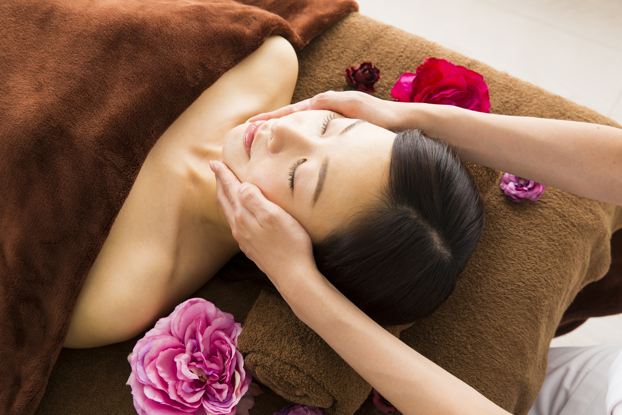 フェイシャルエステを受けている女性のイメージ画像