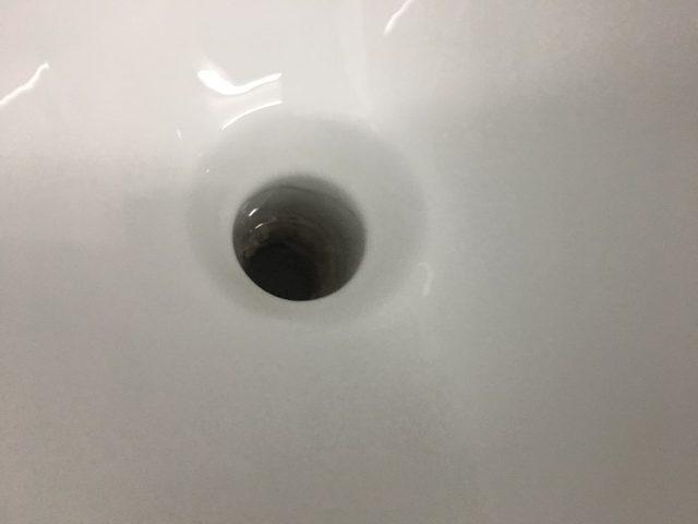 かわや美人で尿石を除去した小便器