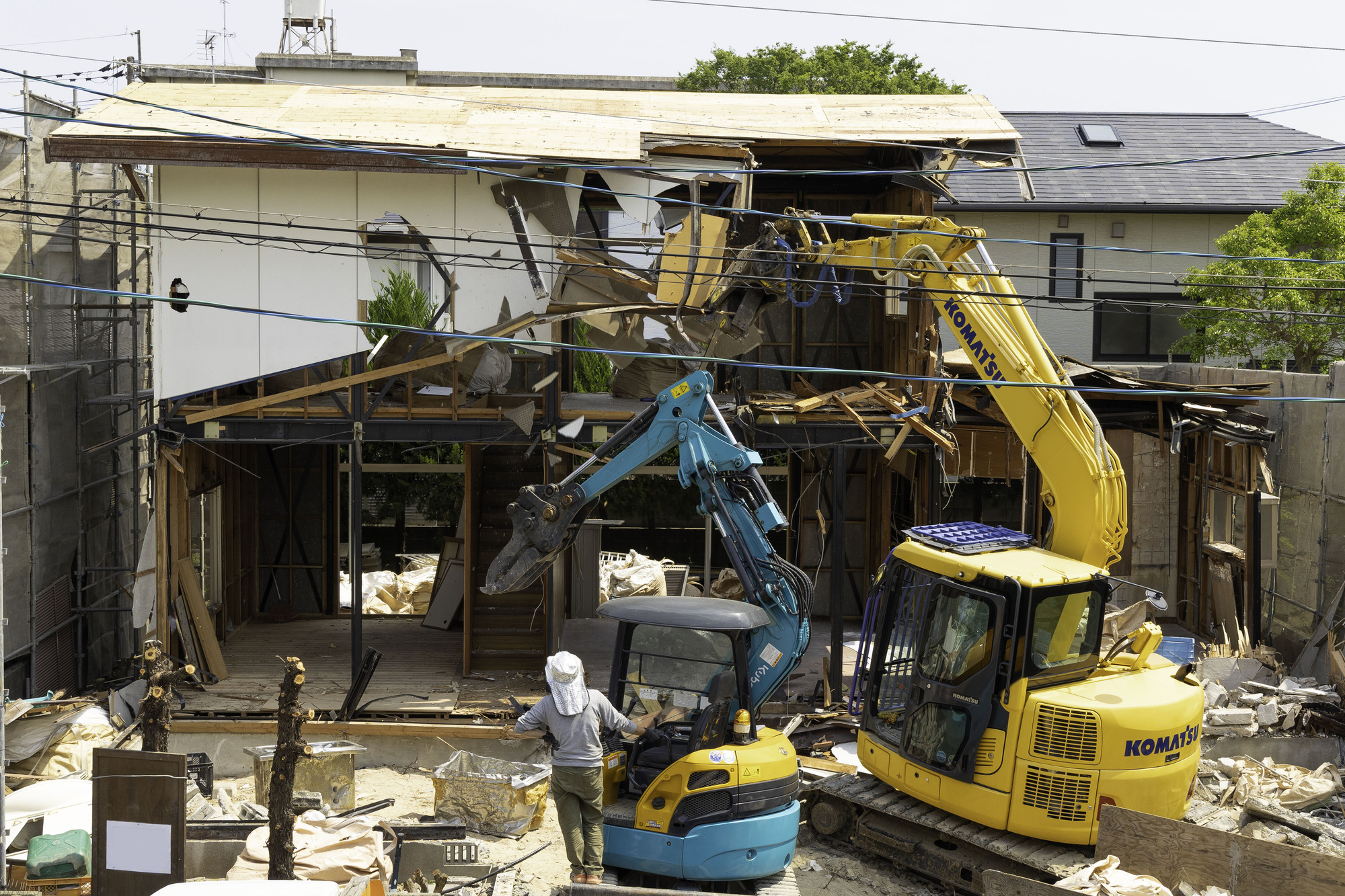 重機で家を解体している様子