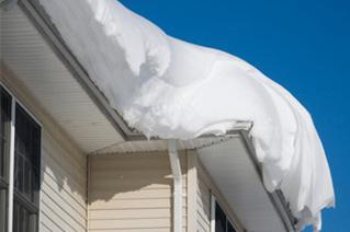 屋根に積もった雪