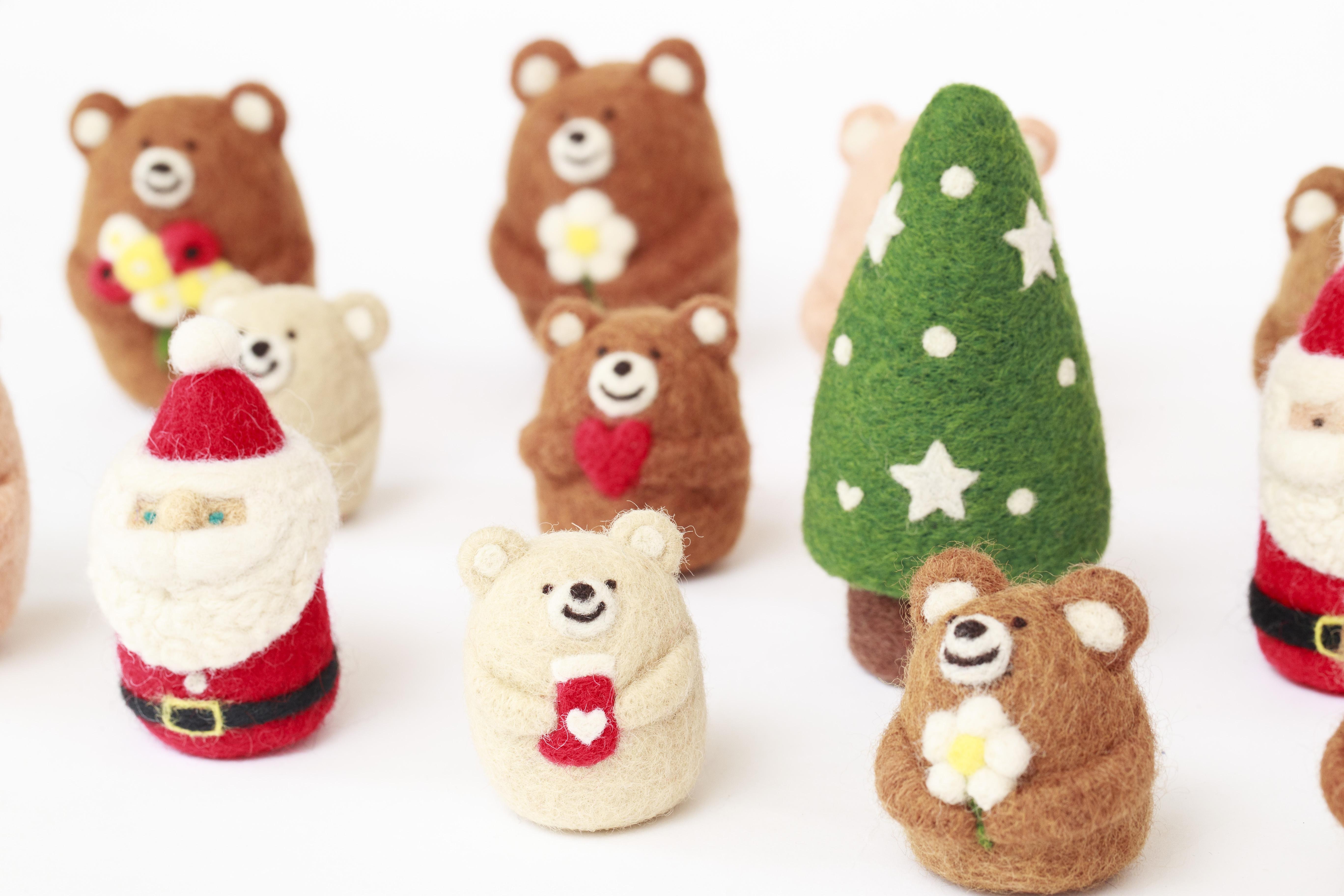 羊毛フェルト 作品 プレゼントお届け中のサンタさん クリスマス ギフト ボックス 羊毛の山羊毛フェルト キーホルダー