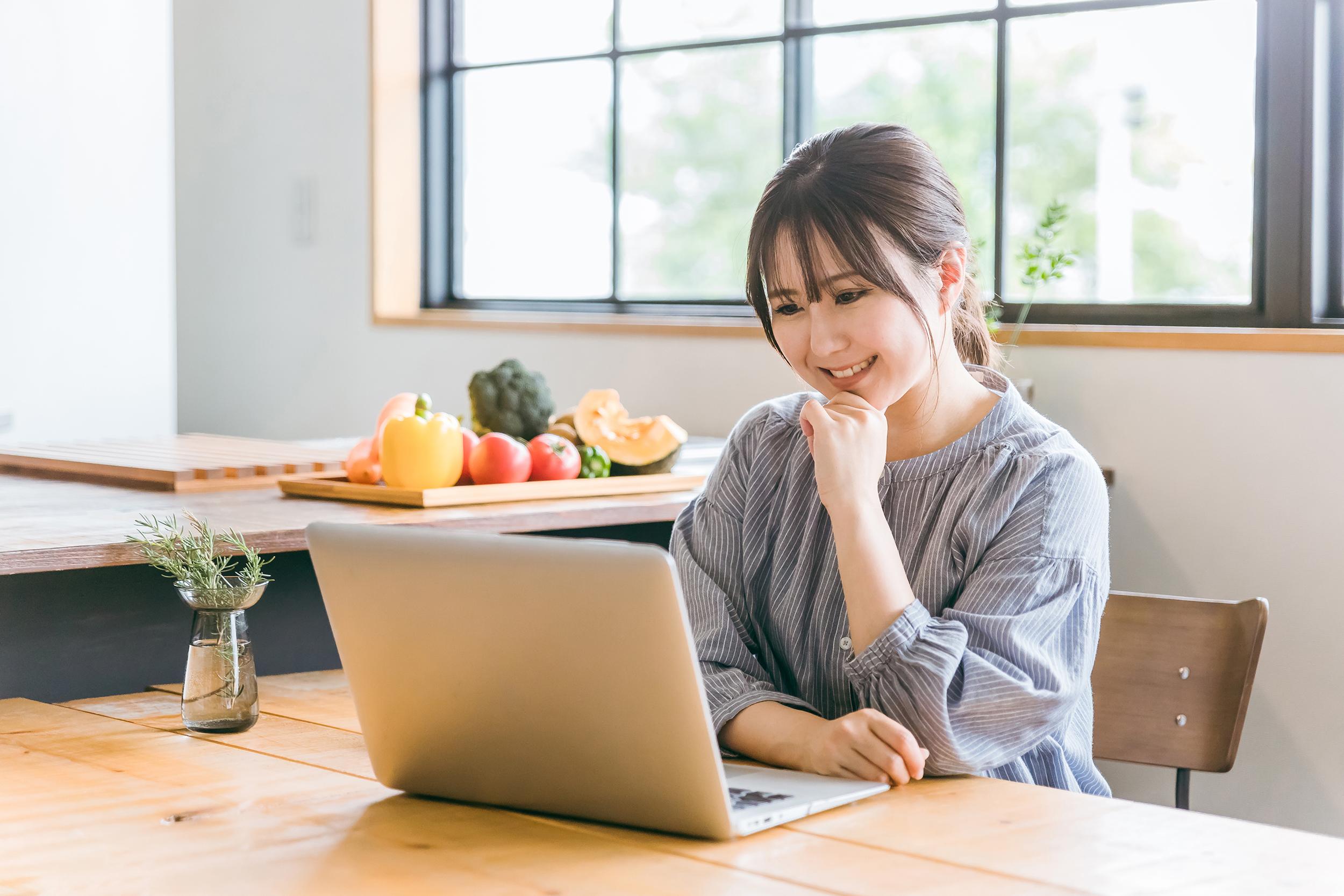 自宅でPCを見ている女性の写真