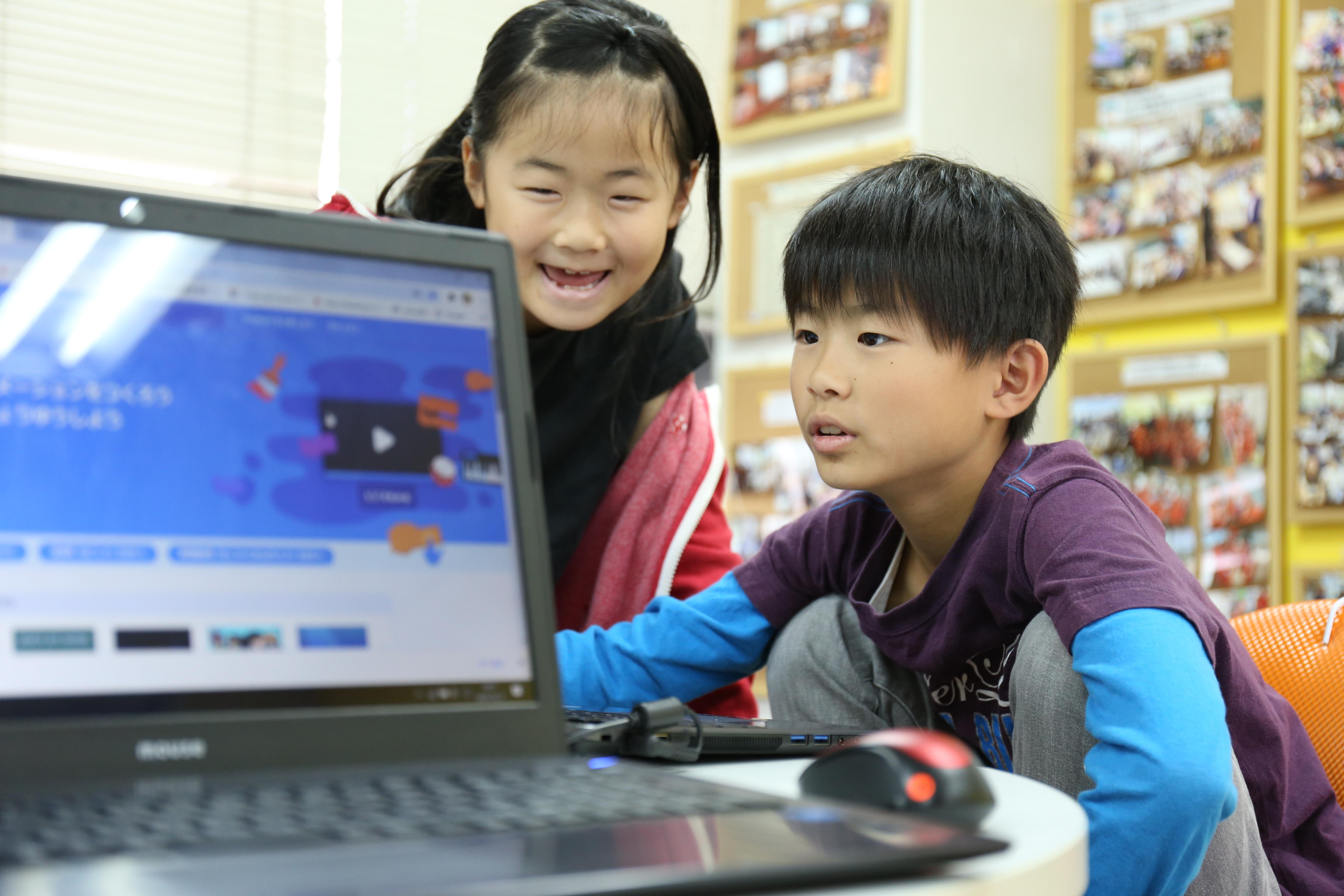 alt="Scratch（スクラッチ）プログラミングしているミラプロ小学生"