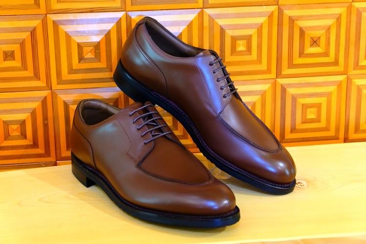 岐阜 名古屋 オーダーメイド靴 足にあった自分の靴　男性 革靴 オーダーメイド ビジネス靴 パターンオーダー紳士靴・メンズ靴・セミオーダー靴・オーダーシューズ メンズ 　パターンオーダー紳士靴・メンズ靴・オーダーメイド靴・健康靴 見た目の「格好良さ」だけではなく、「快適であること」を大切にしているのが三喜屋靴店の靴。履き心地、歩きやすさを実現したオーダーシューズをご提供します。オーダーメイド紳士靴はシューフィッターのいる店、革靴専門店、三喜屋靴店にお任せください。岐阜をはじめ愛知、名古屋からもビジネス靴、セミオーダー靴、紳士靴、メンズのオーダーシューズをご注文頂いております。カスタム・セミオーダーシューズとは、お客様の足型や歩き方に合わせて、足にフィットするように作られた靴です。 当店はビジネス靴を提供するだけでなく、足に合った靴をお求めのお客様に、疲れない紳士靴、オーダーシューズ、セミオーダーシューズをご提案し、必要であればインソールや靴の加工調整をしております。シューフィッターのいる店　革靴専門店の三喜屋靴店はお客様の足を計測し、カウンセリングを通じて、お客様自身の靴をカスタマイズするお手伝いを致します。これにより、ビジネスマンの足元を頼もしく支え、信用の道具としての役割を果たすオーダーシューズ、セミオーダーシューズが出来上がります。 名古屋、岐阜、名古屋、愛知地域で、自分の靴をオーダーメイドし、足に合う靴を手に入れるなら、シューフィッターが専門に革靴のアドバイスができる三喜屋靴店にお任せください。当店のセミオーダーとオーダー靴のオプションは、お客様のニーズに合わせた最高品質の靴をご提供します。疲れない紳士靴をお試しください。 ビジネスマンの足元をサポートする靴づくりとは、ビジネスシーンでは、見た目だけでなく、足元がしっかりと支えられていることも大切なポイントです。三喜屋靴店は、あなたのビジネスを自分に合う靴、オーダーメイド靴、オーダーシューズ、メンズ、オーダー靴、セミオーダー靴で頼もしく支える靴をご提案する革靴専門店です。 自分の靴を履きたい、足に合う靴が欲しい、疲れない紳士靴を探している。オーダーシューズを探している、冠婚葬祭、フォーマルな場所、ビジネスで履きたい方は、ぜひ革靴専門店三喜屋靴店にご相談ください。愛知、岐阜、名古屋、名古屋市から電車でお越しの方は瑞浪駅までお迎えに上がります。三喜屋靴店は、自分だけの革靴　メンズの為のオーダーメイドやセミオーダーのビジネスシューズを専門に扱う靴店です。名古屋、愛知、岐阜、からご相談のお客様も多く来店されます。お客様一人ひとりの足型や歩き方を丁寧に測定し、その結果をもとに、理想のビジネスシューズを実現します。セミ　オーダーメイドでは、素材やデザイン、仕様などを自由にカスタマイズすることができます。セミオーダーでは、既成のデザインや素材から選択できるので、オーダーメイドに比べてリーズナブルな価格で自分だけのビジネスシューズを作ることができます。三喜屋靴店で、ビジネスシーンを格上げする、自分だけのビジネスシューズを手に入れましょう。名古屋、愛知、岐阜、で自分の為の靴、オーダーメイド、セミオーダーの専門店をお探しでしたら、シューフィッターのいる三喜屋靴店へ相談ください。 名古屋か40分ほどで来店できます。