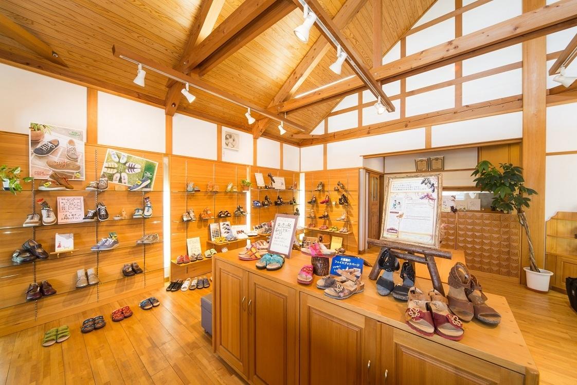 【岐阜 名古屋 外反母趾の足に合う靴専門店　上級シューフィッター　自分の足に合った靴オーダーメイド　足を測ってくれる店舗【岐阜・名古屋で足の悩みをシューフィッターが解決！足に合った靴とインソールをオーダーメイド 中敷きを見つける】 岐阜・名古屋で足の悩みを抱えている方、シューフィッターのいる店をお探しの方は、足に優しい靴と中敷き（インソール、オーダーインソール）をご提案する「シューフィッターのいる店　三喜屋靴店」へご相談ください。当店では、足の痛みや疲れ、腰痛、巻き爪、外反母趾やモートン病などの足のトラブルを抱える方のために、足の形やサイズを測定し、一人ひとりに合った靴と中敷きをご提案しています。また、看護師や介護士などの職業用靴、ナースシューズや安全靴、長靴。ウォーキングシューズ、革靴、フォーマル靴、冠婚葬祭用靴、メンズ　ビジネスシューズ、レディース　セミオーダー靴、サンダルやパンプスなどのファッション性の高い靴も取り揃えております。足の痛みや外反母趾、巻き爪、モートン病、腰痛など、足や関連疾患に関する専門知識を持つシューフィッターがお客様の足に合った最適で足に優しい靴やサンダルをご提案いたします。足を測定し、足に合う中敷き（インソール、オーダーインソール）を作成することで、足の体重のバランスを支え、姿勢改善、歩行を楽にします。快適で健康的な足への第一歩を踏み出しましょう。足の悩みでお困りの方は、ぜひ一度シューフィッターのいる店、岐阜県の三喜屋靴店にご来店ください。ドイツで作られた足に優しい、健康にいい靴を取り揃えています。愛知、名古屋市からお越しの方は、瑞浪駅までお迎えに上がります。お気軽にお声掛けください。 取り扱い品目：足に優しい靴ドイツ靴、足に合う靴、パンプス、セミオーダー靴、メンズ　ビジネス靴、オーダーシューズ、ウォーキングシューズ、ナースシューズ、介護士用靴、オーダーインソール、サンダル。岐阜県瑞浪市　上級シュフィッターがいる店　足と靴の相談室　三喜屋靴店　店内写真　岐阜　靴屋