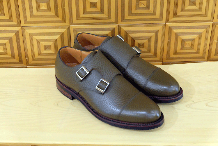 岐阜 名古屋 オーダーメイド靴 足にあった自分の靴　男性 革靴 オーダーメイド ビジネス靴 パターンオーダー紳士靴・メンズ靴・セミオーダー靴・オーダーシューズ メンズ 　パターンオーダー紳士靴・メンズ靴・オーダーメイド靴・健康靴 見た目の「格好良さ」だけではなく、「快適であること」を大切にしているのが三喜屋靴店の靴。履き心地、歩きやすさを実現したオーダーシューズをご提供します。オーダーメイド紳士靴はシューフィッターのいる店、革靴専門店、三喜屋靴店にお任せください。岐阜をはじめ愛知、名古屋からもビジネス靴、セミオーダー靴、紳士靴、メンズのオーダーシューズをご注文頂いております。カスタム・セミオーダーシューズとは、お客様の足型や歩き方に合わせて、足にフィットするように作られた靴です。 当店はビジネス靴を提供するだけでなく、足に合った靴をお求めのお客様に、疲れない紳士靴、オーダーシューズ、セミオーダーシューズをご提案し、必要であればインソールや靴の加工調整をしております。シューフィッターのいる店　革靴専門店の三喜屋靴店はお客様の足を計測し、カウンセリングを通じて、お客様自身の靴をカスタマイズするお手伝いを致します。これにより、ビジネスマンの足元を頼もしく支え、信用の道具としての役割を果たすオーダーシューズ、セミオーダーシューズが出来上がります。 名古屋、岐阜、名古屋、愛知地域で、自分の靴をオーダーメイドし、足に合う靴を手に入れるなら、シューフィッターが専門に革靴のアドバイスができる三喜屋靴店にお任せください。当店のセミオーダーとオーダー靴のオプションは、お客様のニーズに合わせた最高品質の靴をご提供します。疲れない紳士靴をお試しください。 ビジネスマンの足元をサポートする靴づくりとは、ビジネスシーンでは、見た目だけでなく、足元がしっかりと支えられていることも大切なポイントです。三喜屋靴店は、あなたのビジネスを自分に合う靴、オーダーメイド靴、オーダーシューズ、メンズ、オーダー靴、セミオーダー靴で頼もしく支える靴をご提案する革靴専門店です。 自分の靴を履きたい、足に合う靴が欲しい、疲れない紳士靴を探している。オーダーシューズを探している、冠婚葬祭、フォーマルな場所、ビジネスで履きたい方は、ぜひ革靴専門店三喜屋靴店にご相談ください。愛知、岐阜、名古屋、名古屋市から電車でお越しの方は瑞浪駅までお迎えに上がります。三喜屋靴店は、自分だけの革靴　メンズの為のオーダーメイドやセミオーダーのビジネスシューズを専門に扱う靴店です。名古屋、愛知、岐阜、からご相談のお客様も多く来店されます。お客様一人ひとりの足型や歩き方を丁寧に測定し、その結果をもとに、理想のビジネスシューズを実現します。セミ　オーダーメイドでは、素材やデザイン、仕様などを自由にカスタマイズすることができます。セミオーダーでは、既成のデザインや素材から選択できるので、オーダーメイドに比べてリーズナブルな価格で自分だけのビジネスシューズを作ることができます。三喜屋靴店で、ビジネスシーンを格上げする、自分だけのビジネスシューズを手に入れましょう。名古屋、愛知、岐阜、で自分の為の靴、オーダーメイド、セミオーダーの専門店をお探しでしたら、シューフィッターのいる三喜屋靴店へ相談ください。 名古屋か40分ほどで来店できます。