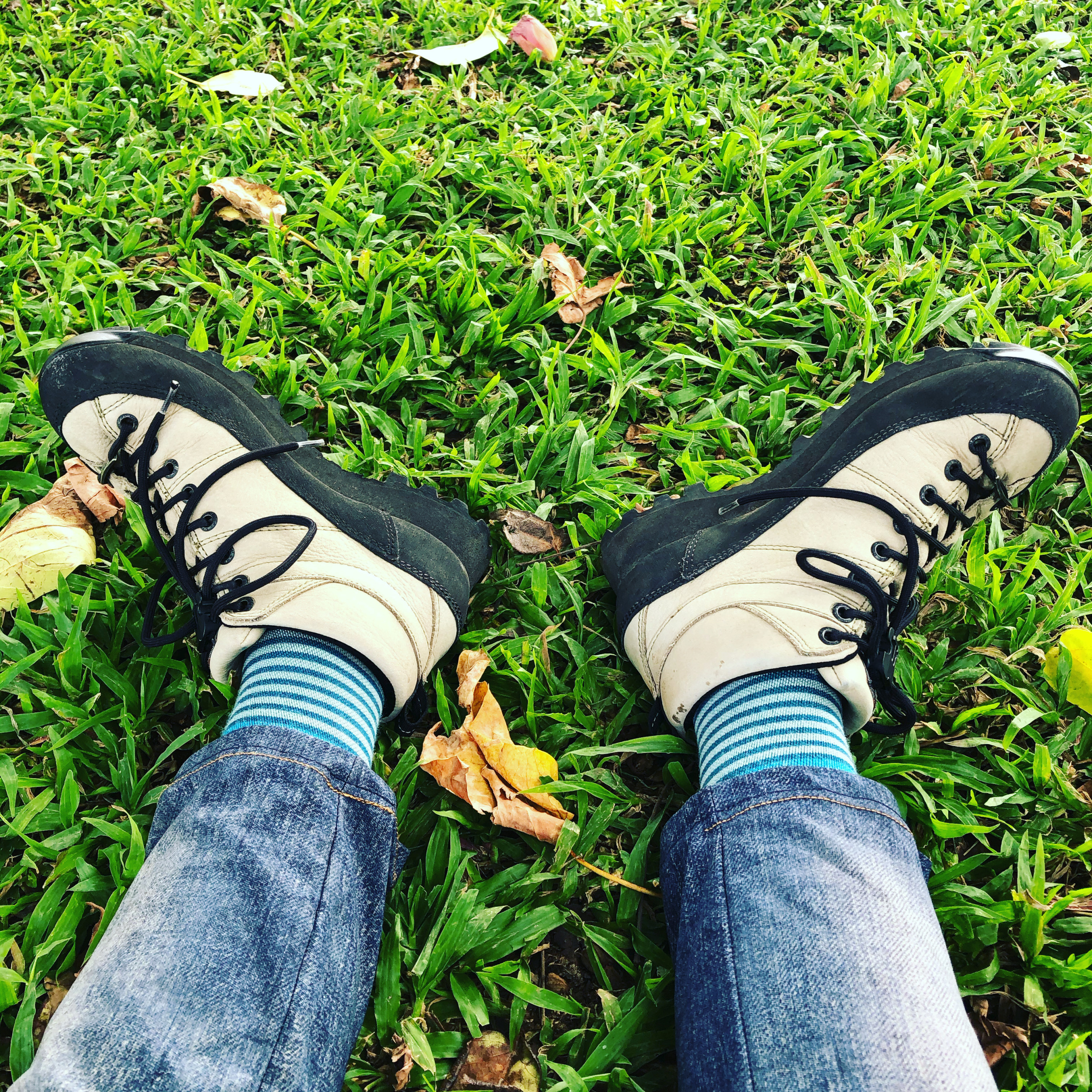 オフィスで職場で、足が疲れないルームシューズ（上履き）をお探しなら、7000人に上る足と靴のお悩みに寄り添ってきた岐阜の三喜屋靴店へお任せください。外反母趾、魚の目、足底筋膜炎、足がむくむ、などなやんでいませんか？　保育士・介護士・教師・事務職・など、屋内の立ち仕事で足が痛い。足が疲れる、足がむくむという悩みをこのルームシューズ（上履き・仕事用サンダル）が解決します。外反母趾、魚の目、モートン病で足が痛い。足がむくむ、そんな貴方の悩みを、徹底サポート！7000人以上の足を見てきた上級シューフィッターが自信を持ってお勧めする「ルームシューズ」は、足に合わせてカスタマイズできます。お好きな色でオーダーできるから、あなただけの一足になります。また楽に脱ぎ履きできるので、さっと履けますし、さっと脱げます。それなのに足にぴったりフィットするのでお部屋でのお仕事が快適です。足の痛みを気にすることなくお仕事できます！足が疲れないルームシューズをぜひ体感ください。岐阜　三喜屋靴店　営業時間10:00-20:00 予約制　愛知県　名古屋市など遠方からお越しの方は、瑞浪駅までお迎えに上がります。