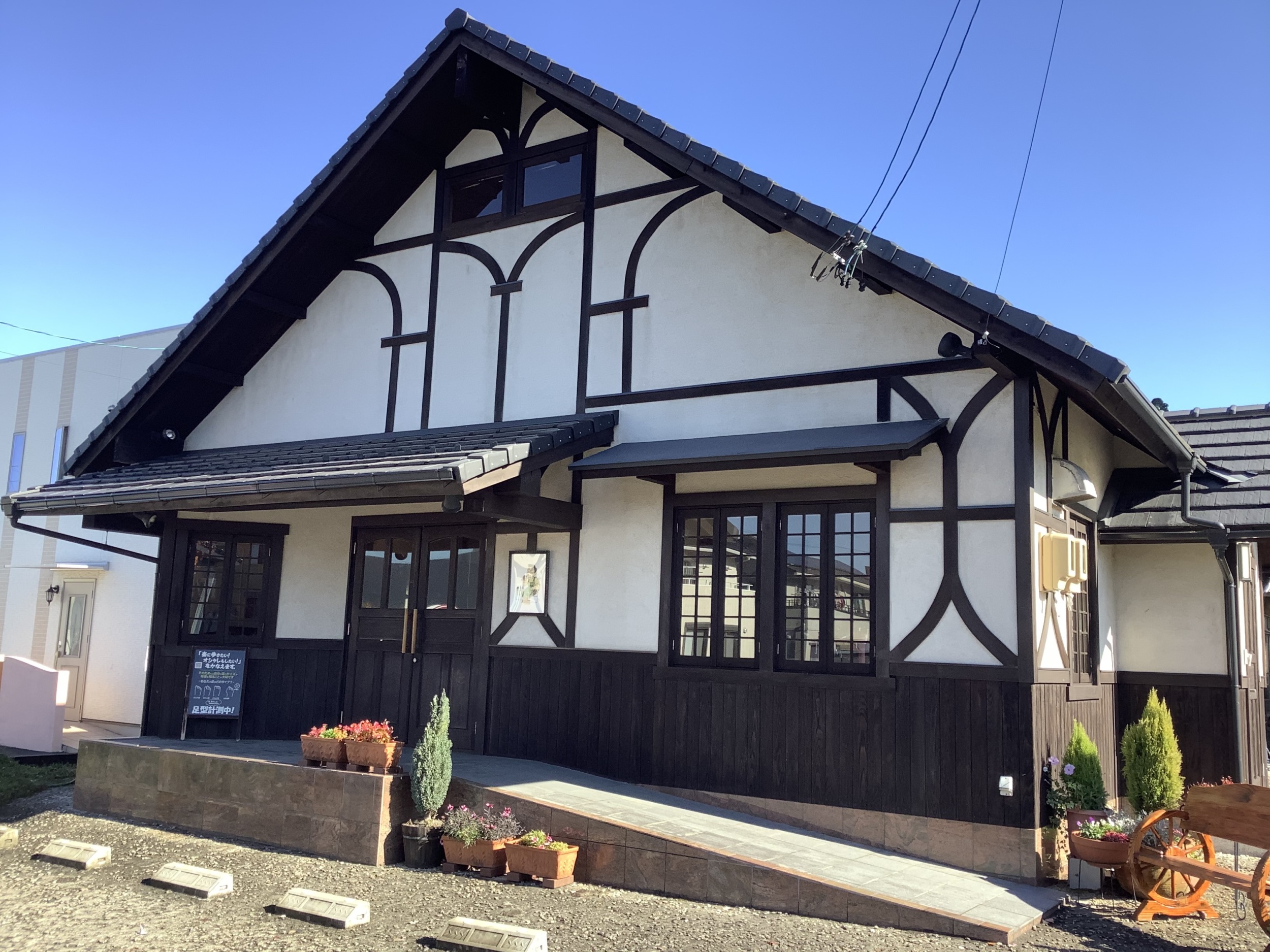 足の裏歩くと痛い、小指痛い、つけ根のタコ、足が痛い、外反母趾があり魚の目、足にタコでも痛くない靴 シューフィッターのいる専門店 安全靴インソール外反母趾があり魚の目、タコで足が痛い！なかなか合う靴が無い！歩くのが辛いという方に足に合う靴とインソールで痛みの軽減。扁平足、足底筋膜炎、でお困りの方、足にタコができない靴、オーダーインソールでバランスよく足を支え足の痛みを改善。上級シューフィッターが作るインソールは、貴方の足の特徴に合わせて加工調整が出来ます。足に優しい靴です。 愛知　名古屋　岐阜で安全靴選びにお悩みやの方へ！小指や親指の痛みや魚の目にお困りの方必見！ 愛知県　名古屋　岐阜で足が痛い方、外反母趾の方、小指の痛みや（ウオノメ）魚の目でお悩みの方は必見です。 安全靴は、仕事で長時間履くことも多く、小指や親指の痛みや魚の目などのトラブルが起こることがあります。 そんなお悩みを解決するのが、小指や親指の痛みや魚の目予防に特化した安全靴用インソール、（ウオノメ）魚の目用インソール、外反母趾用インソール、オーダーメイドインソールです。 このインソールは、足裏のアーチを支え、小指をや親指、足裏をしっかりサポートすることで、小指の魚の目、親指の魚の目の痛みや外反母趾による魚の目などのトラブルを予防します。 また、足裏の圧力を分散することで、足全体の負担を軽減し、魚の目や足のタコなどの予防にも効果的です。 さらに、外反母趾の方にもおすすめのインソールです。 外反母趾は、足の親指が内側に曲がってしまうことで、足裏のバランスが崩れ、痛みやトラブルの原因となります。靴の選び方が非常に重要です。靴の選び方を間違うと足を傷めてしまうからです。 このインソールは、足裏のアーチを支え、足のバランスを整えることで、外反母趾の痛みやトラブルを予防します。 愛知県、岐阜県、名古屋で安全靴用インソールを探している方は、ぜひ当店にご相談ください。 シューフィッターのいる当店では、お客様一人ひとりの足型や歩き方に合わせて、最適なインソールを作成いたします。 小指の痛みや魚の目、外反母趾などのトラブルで靴の選び方でお悩みの方、インソールで改善したい方は、ぜひこの機会に当店のインソールをお試しください。ウオノメ対策インソール　足に優しい靴なら三喜屋靴店へ。岐阜県瑞浪市　上級シューフィッターのいる店　足と靴の相談室　三喜屋靴店では外反母趾、タコ、魚の目で合う靴が無いとお困りのあなたのお客に立ちます。