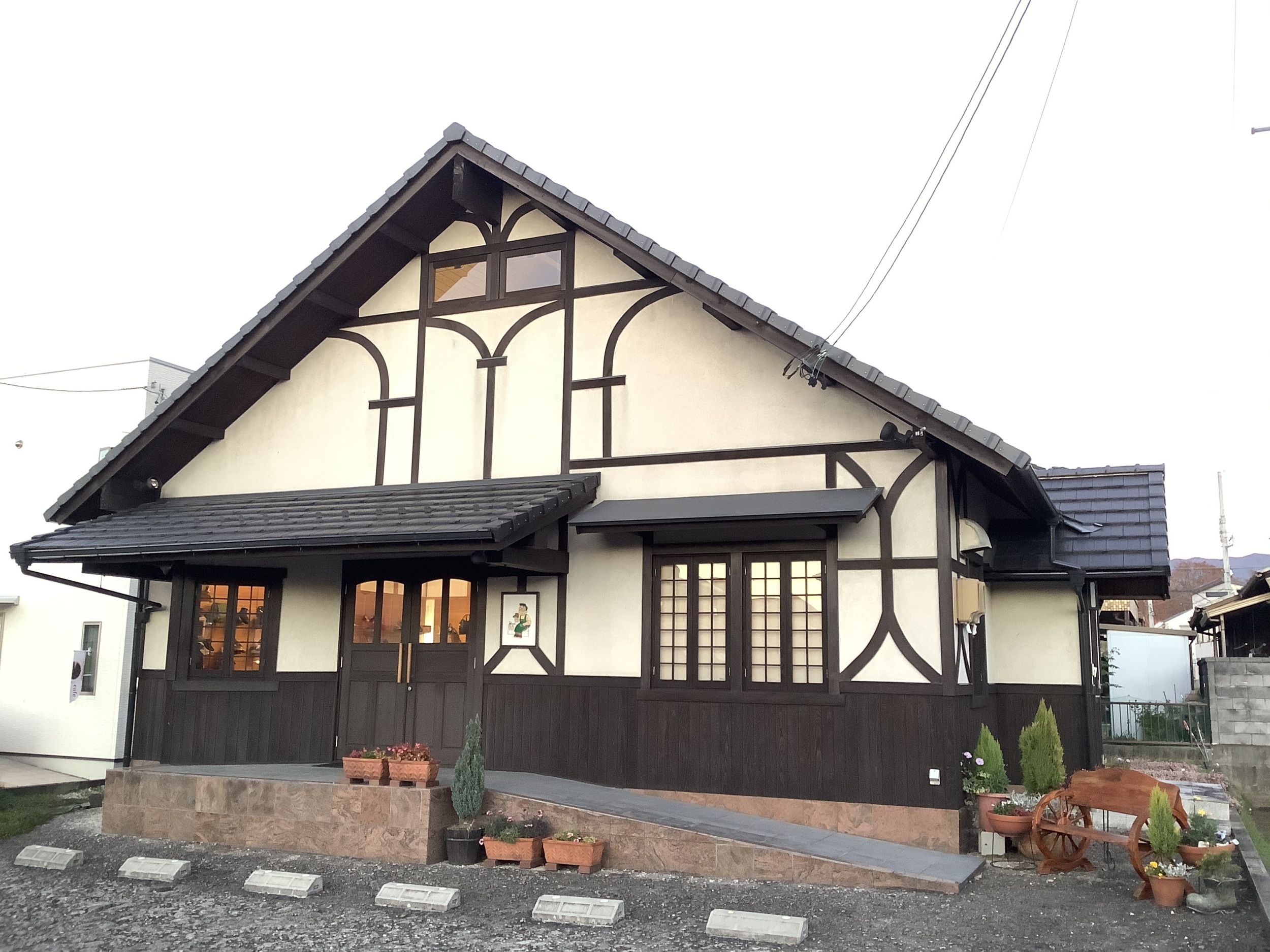 岐阜 名古屋 レディース 足悩み 靴のことなら 足と靴 モートン病に良い靴 外反母趾用靴の専門店、オーダーメイド靴をシューフィッターのいる靴屋に靴選びの相談　外反母趾 靴のオーダーメイド モートン病の靴やオーダーインソール（中敷き）と自分の足に合ったオーダーメイド 靴で、外反母趾やモートン病の痛みを解消しましょう！ 外反母趾の治し方を知りたい方はご相談ください。岐阜、愛知、名古屋市の皆様、足と靴　外反母趾の靴専門店、シューフィッターのいる店　外反母趾用のオーダーインソール（中敷き）と自分の足に合ったオーダーメイド 靴で、外反母趾やモートン病の痛みを解消しましょう！レディース革靴、スニーカー、パンプス、サンダルなど取り揃えています。 外反母趾の靴専門店　三喜屋では、岐阜県瑞浪市、名古屋市から電車で40分の場所に店舗を構える、足と靴、外反母趾の専門店です。当店では、外反母趾やモートン病でお悩みの方に、足の計測とカウンセリングをした上で、外反母趾で足が痛い人にご自分の足に合った靴、セミオーダーの靴、オーダーインソール（中敷き）を提供しています。靴は外反母趾の角度に応じで加工調整します。あなた専用の外反母趾用靴になります。オーダーインソールは、お客様一人ひとりの足型や歩き方に合わせて、足にぴったりとフィットするように作られます。整形外科で治療しても外反母趾橋がよくならない人や、治し方がわからない人はぜひ外反母趾専門の靴屋にご相談ください。外反母趾やモートン病、扁平足（偏平足）による痛みの原因を根本から改善し、足の負担を軽減し、快適な歩行をサポートすることができます。外反母趾やモートン病、扁平足（偏平足）で足が痛い方は、我慢しないでご相談ください。 シューフィッターのいる店　足と靴と外反母趾、扁平足の専門店　三喜屋靴店のオーダーインソール（中敷き）の特徴は、以下のとおりです。  外反母趾、偏平足やモートン病の痛みを改善したとの声を多数いただいています。 足にぴったりとフィットするため、足が痛いというストレス、悩みから解消されます。外反母趾や外反母趾の治し方、モートン病の原因をご説明したうえで正しい靴の選び方と履き方をお話しします。 長時間履いても疲れにくいため、快適な歩行をサポートします。 外反母趾、偏平足（扁平足）やモートン病でお悩みの方は、ぜひシューフィッターのいる店　足と靴の専門店　外反母趾専門店にご相談ください。  外反母趾対応の三喜屋靴店では、足の専門家であるシューフィッターの資格を持つスタッフが、お客様一人ひとりの足に合ったオーダーインソール（中敷き）と外反母趾のオーダーメイド靴を作成いたします。愛知県名古屋市港区からも多くお越しいただいています。外反母趾でパンプスを履くと足が痛い方にも足に合ったパンプスを外反母趾専用のオーダーメイド、セミオーダーすることで喜んでいただいています。レディスパンプス（革靴）をオーダーメイド、セミオーダーする際もシューフィッターが足を立体的に計測し足に合うようレディス　パンプス（革靴）を調整加工しますので足が痛くなく履けます。おすすめです。 外反母趾の人は扁平足、アーチが低くくなっている人も多いです。扁平足になると足の裏が痛いという症状が出ます。その際には足裏に合わせたオーダーインソールとオーダーメイドの靴が有効です。扁平足はインソールで体重のバランスを整えることで痛みを軽減でるのでおすすめです。 リウマチで外反母趾が痛い人もいます。リウマチの痛みの軽減には、治療とともに自分の足に合った靴とオーダーインソール（中敷き）が有効です。リウマチによる外反母趾の痛みを軽減し、楽に歩ける靴とインソール（中敷き）をご提案します。リウマチで外反母趾、偏平足（扁平足）アーチがいくく足が痛いと悩んでいる方もお気軽にシューフィッターのいる店　足と靴の専門店　三喜屋靴店へご相談ください。自分の足に合ったぴったりの靴をおすすめします。レディスオーダーメイド、革靴、スニーカー、パンプス、サンダルなど各種取り揃えています。外反母趾やモートン病の痛みから解放され、快適な歩行を取り戻しましょう。シューフィッターのいる店　足と靴の専門店　三喜屋靴店が心を込めてお手伝いいたします。名古屋市、愛知県、港区からお越しの方は、お電話下されば瑞浪駅までお迎えに上がります。岐阜市　靴屋　外反母趾が痛い。外反母趾が痛くない靴。ウォーキングシューズ　スニーカー　パンプス　サンダル　ブーツ　中敷き　インソール　レディース　メンズ　岐阜県瑞浪市のシューフィッターが足を計測し外反母趾が痛くない靴をお見立てします。外反母趾を予防する靴、外反母趾の痛みを軽減できる靴を取揃えています。 タコ レディース 足底筋膜炎 魚の目 痛くない靴 幅広 内反小趾 アーチ 外反母趾でも歩ける靴 靴が合わない 治し方 歩くと痛い 足裏痛い 痛くないパンプス 運動靴