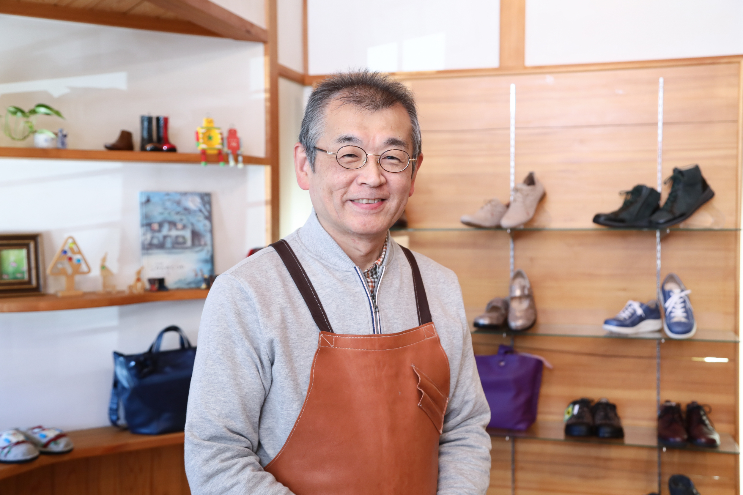 【岐阜 名古屋 外反母趾の足に合う靴専門店　上級シューフィッター　自分の足に合った靴オーダーメイド　足を測ってくれる店舗【岐阜・名古屋で足の悩みをシューフィッターが解決！足に合った靴とインソールを作る】 岐阜・名古屋で足の悩みを抱えている方、シューフィッターのいる店をお探しの方は、足に優しい靴と中敷き（インソール、オーダーインソール）をご提案する「シューフィッターのいる店　三喜屋靴店」へご相談ください。当店では、足の痛みや疲れ、腰痛、巻き爪、外反母趾やモートン病などの足のトラブルを抱える方のために、足の形やサイズを測定し、一人ひとりに合った靴と中敷きをご提案しています。また、看護師や介護士などの職業用靴、ナースシューズや安全靴、長靴。ウォーキングシューズ、革靴、フォーマル靴、冠婚葬祭用靴、メンズ　ビジネスシューズ、レディース　セミオーダー靴、サンダルやパンプスなどのファッション性の高い靴も取り揃えております。足の痛みや外反母趾、巻き爪、モートン病、腰痛など、足や関連疾患に関する専門知識を持つシューフィッターがお客様の足に合った最適で足に優しい靴やサンダルをご提案いたします。足を測定し、足に合う中敷き（インソール、オーダーインソール）を作成することで、足の体重のバランスを支え、姿勢改善、歩行を楽にします。快適で健康的な足への第一歩を踏み出しましょう。足の悩みでお困りの方は、ぜひ一度シューフィッターのいる店、岐阜県の三喜屋靴店にご来店ください。ドイツで作られた足に優しい、健康にいい靴を取り揃えています。愛知、名古屋市からお越しの方は、瑞浪駅までお迎えに上がります。お気軽にお声掛けください。 取り扱い品目：足に優しい靴ドイツ靴、足に合う靴、パンプス、セミオーダー靴、メンズ　ビジネス靴、オーダーシューズ、ウォーキングシューズ、ナースシューズ、介護士用靴、オーダーインソール、サンダル。岐阜　靴屋　上級シューフィッター　シニア専門シューフィッター　岐阜 愛知 三重 長野 名古屋で外反母趾、タコ、魚の目が痛いオーダーメイド靴を作る前に相