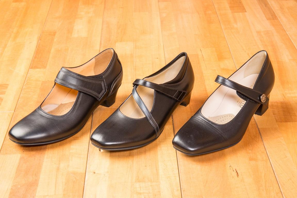 岐阜 名古屋 オーダーメイド靴 足にあった自分の靴　男性 革靴 オーダーメイド ビジネス靴 パターンオーダー紳士靴・メンズ靴・セミオーダー靴・オーダーシューズ メンズ 　パターンオーダー紳士靴・メンズ靴・オーダーメイド靴・健康靴 見た目の「格好良さ」だけではなく、「快適であること」を大切にしているのが三喜屋靴店の靴。履き心地、歩きやすさを実現したオーダーシューズをご提供します。オーダーメイド紳士靴はシューフィッターのいる店、革靴専門店、三喜屋靴店にお任せください。岐阜をはじめ愛知、名古屋からもビジネス靴、セミオーダー靴、紳士靴、メンズのオーダーシューズをご注文頂いております。カスタム・セミオーダーシューズとは、お客様の足型や歩き方に合わせて、足にフィットするように作られた靴です。 当店はビジネス靴を提供するだけでなく、足に合った靴をお求めのお客様に、疲れない紳士靴、オーダーシューズ、セミオーダーシューズをご提案し、必要であればインソールや靴の加工調整をしております。シューフィッターのいる店　革靴専門店の三喜屋靴店はお客様の足を計測し、カウンセリングを通じて、お客様自身の靴をカスタマイズするお手伝いを致します。これにより、ビジネスマンの足元を頼もしく支え、信用の道具としての役割を果たすオーダーシューズ、セミオーダーシューズが出来上がります。 名古屋、岐阜、名古屋、愛知地域で、自分の靴をオーダーメイドし、足に合う靴を手に入れるなら、シューフィッターが専門に革靴のアドバイスができる三喜屋靴店にお任せください。当店のセミオーダーとオーダー靴のオプションは、お客様のニーズに合わせた最高品質の靴をご提供します。疲れない紳士靴をお試しください。 ビジネスマンの足元をサポートする靴づくりとは、ビジネスシーンでは、見た目だけでなく、足元がしっかりと支えられていることも大切なポイントです。三喜屋靴店は、あなたのビジネスを自分に合う靴、オーダーメイド靴、オーダーシューズ、メンズ、オーダー靴、セミオーダー靴で頼もしく支える靴をご提案する革靴専門店です。 自分の靴を履きたい、足に合う靴が欲しい、疲れない紳士靴を探している。オーダーシューズを探している、冠婚葬祭、フォーマルな場所、ビジネスで履きたい方は、ぜひ革靴専門店三喜屋靴店にご相談ください。愛知、岐阜、名古屋、名古屋市から電車でお越しの方は瑞浪駅までお迎えに上がります。三喜屋靴店は、自分だけの革靴　メンズの為のオーダーメイドやセミオーダーのビジネスシューズを専門に扱う靴店です。名古屋、愛知、岐阜、からご相談のお客様も多く来店されます。お客様一人ひとりの足型や歩き方を丁寧に測定し、その結果をもとに、理想のビジネスシューズを実現します。セミ　オーダーメイドでは、素材やデザイン、仕様などを自由にカスタマイズすることができます。セミオーダーでは、既成のデザインや素材から選択できるので、オーダーメイドに比べてリーズナブルな価格で自分だけのビジネスシューズを作ることができます。三喜屋靴店で、ビジネスシーンを格上げする、自分だけのビジネスシューズを手に入れましょう。名古屋、愛知、岐阜、で自分の為の靴、オーダーメイド、セミオーダーの専門店をお探しでしたら、シューフィッターのいる三喜屋靴店へ相談ください。 名古屋か40分ほどで来店できます。