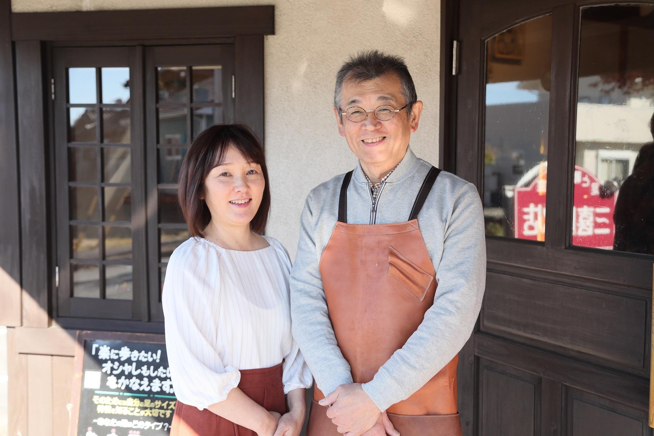 外反母趾やモートン病でお悩みの方、履く靴がないと感じている方へ。名古屋・岐阜エリアの靴専門店では、シューフィッターが常駐し、足の悩みに寄り添った靴選びをサポートします。外反母趾用靴やモートン病に良い靴、革靴、履けるパンプスなど、レディース向けの靴を豊富に取り揃えています。さらに、自分の足に合った靴のオーダーメイドや、オーダーインソール・中敷きの調整も可能。リウマチの方にも対応し、足に優しい痛くない靴をご提案します。外反母趾対応のオーダーメイドパンプスや、予防のためのインソールもご用意。専門のシューフィッターが「痛くない」「快適に履ける」靴をご提案し、あなたにぴったりの一足をお作りします。名古屋・岐阜で靴のことでお悩みの方は、ぜひ当店へご相談ください。オフィスで職場で、足が疲れないルームシューズ（上履き）をお探しなら、7000人に上る足と靴のお悩みに寄り添ってきた岐阜の三喜屋靴店へお任せください。外反母趾、魚の目、足底筋膜炎、足がむくむ、などなやんでいませんか？　保育士・介護士・教師・事務職・など、屋内の立ち仕事で足が痛い。足が疲れる、足がむくむという悩みをこのルームシューズ（上履き・仕事用サンダル）が解決します。外反母趾、魚の目、モートン病で足が痛い。足がむくむ、そんな貴方の悩みを、徹底サポート！7000人以上の足を見てきた上級シューフィッターが自信を持ってお勧めする「ルームシューズ」は、足に合わせてカスタマイズできます。お好きな色でオーダーできるから、あなただけの一足になります。また楽に脱ぎ履きできるので、さっと履けますし、さっと脱げます。それなのに足にぴったりフィットするのでお部屋でのお仕事が快適です。足の痛みを気にすることなくお仕事できます！足が疲れないルームシューズをぜひ体感ください。岐阜　三喜屋靴店　営業時間10:00-20:00 予約制　愛知県　名古屋市など遠方からお越しの方は、瑞浪駅までお迎えに上がります。