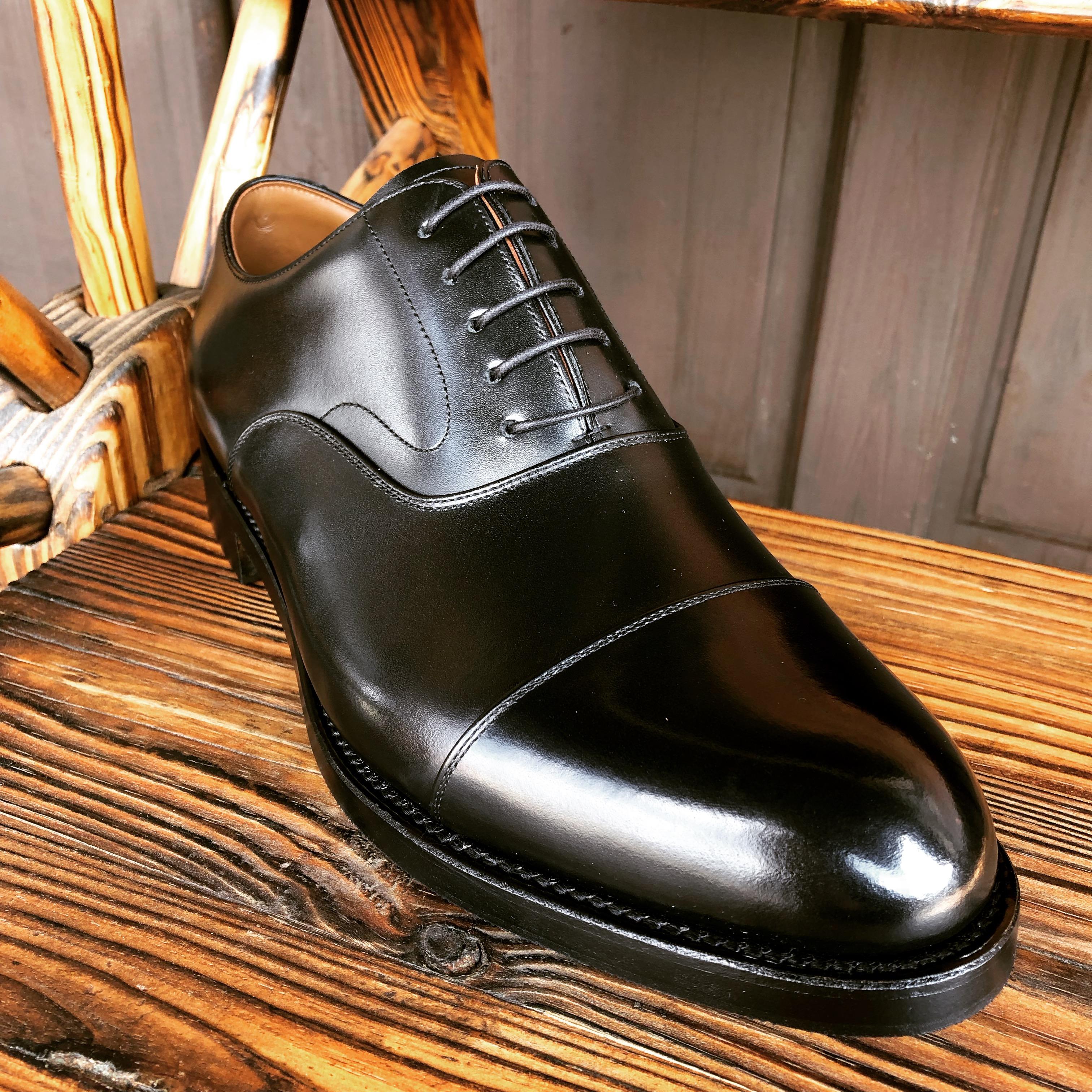 岐阜 名古屋 オーダーメイド靴 足にあった自分の靴　男性 革靴 オーダーメイド ビジネス靴 パターンオーダー紳士靴・メンズ靴・セミオーダー靴・オーダーシューズ メンズ 　パターンオーダー紳士靴・メンズ靴・オーダーメイド靴・健康靴 見た目の「格好良さ」だけではなく、「快適であること」を大切にしているのが三喜屋靴店の靴。履き心地、歩きやすさを実現したオーダーシューズをご提供します。オーダーメイド紳士靴はシューフィッターのいる店、革靴専門店、三喜屋靴店にお任せください。岐阜をはじめ愛知、名古屋からもビジネス靴、セミオーダー靴、紳士靴、メンズのオーダーシューズをご注文頂いております。カスタム・セミオーダーシューズとは、お客様の足型や歩き方に合わせて、足にフィットするように作られた靴です。 当店はビジネス靴を提供するだけでなく、足に合った靴をお求めのお客様に、疲れない紳士靴、オーダーシューズ、セミオーダーシューズをご提案し、必要であればインソールや靴の加工調整をしております。シューフィッターのいる店　革靴専門店の三喜屋靴店はお客様の足を計測し、カウンセリングを通じて、お客様自身の靴をカスタマイズするお手伝いを致します。これにより、ビジネスマンの足元を頼もしく支え、信用の道具としての役割を果たすオーダーシューズ、セミオーダーシューズが出来上がります。 名古屋、岐阜、名古屋、愛知地域で、自分の靴をオーダーメイドし、足に合う靴を手に入れるなら、シューフィッターが専門に革靴のアドバイスができる三喜屋靴店にお任せください。当店のセミオーダーとオーダー靴のオプションは、お客様のニーズに合わせた最高品質の靴をご提供します。疲れない紳士靴をお試しください。 ビジネスマンの足元をサポートする靴づくりとは、ビジネスシーンでは、見た目だけでなく、足元がしっかりと支えられていることも大切なポイントです。三喜屋靴店は、あなたのビジネスを自分に合う靴、オーダーメイド靴、オーダーシューズ、メンズ、オーダー靴、セミオーダー靴で頼もしく支える靴をご提案する革靴専門店です。 自分の靴を履きたい、足に合う靴が欲しい、疲れない紳士靴を探している。オーダーシューズを探している、冠婚葬祭、フォーマルな場所、ビジネスで履きたい方は、ぜひ革靴専門店三喜屋靴店にご相談ください。愛知、岐阜、名古屋、名古屋市から電車でお越しの方は瑞浪駅までお迎えに上がります。三喜屋靴店は、自分だけの革靴　メンズの為のオーダーメイドやセミオーダーのビジネスシューズを専門に扱う靴店です。名古屋、愛知、岐阜、からご相談のお客様も多く来店されます。お客様一人ひとりの足型や歩き方を丁寧に測定し、その結果をもとに、理想のビジネスシューズを実現します。セミ　オーダーメイドでは、素材やデザイン、仕様などを自由にカスタマイズすることができます。セミオーダーでは、既成のデザインや素材から選択できるので、オーダーメイドに比べてリーズナブルな価格で自分だけのビジネスシューズを作ることができます。三喜屋靴店で、ビジネスシーンを格上げする、自分だけのビジネスシューズを手に入れましょう。名古屋、愛知、岐阜、で自分の為の靴、オーダーメイド、セミオーダーの専門店をお探しでしたら、シューフィッターのいる三喜屋靴店へ相談ください。 名古屋か40分ほどで来店できます。