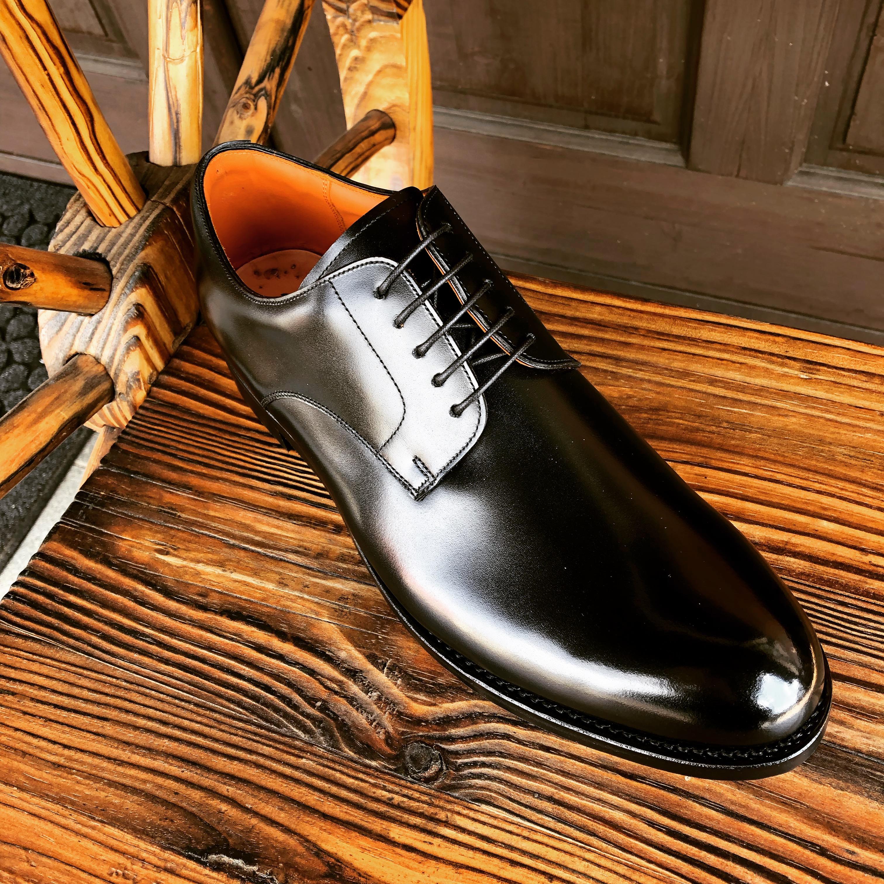 岐阜 名古屋 オーダーメイド靴 足にあった自分の靴　男性 革靴 オーダーメイド ビジネス靴 パターンオーダー紳士靴・メンズ靴・セミオーダー靴・オーダーシューズ メンズ 　パターンオーダー紳士靴・メンズ靴・オーダーメイド靴・健康靴 見た目の「格好良さ」だけではなく、「快適であること」を大切にしているのが三喜屋靴店の靴。履き心地、歩きやすさを実現したオーダーシューズをご提供します。オーダーメイド紳士靴はシューフィッターのいる店、革靴専門店、三喜屋靴店にお任せください。岐阜をはじめ愛知、名古屋からもビジネス靴、セミオーダー靴、紳士靴、メンズのオーダーシューズをご注文頂いております。カスタム・セミオーダーシューズとは、お客様の足型や歩き方に合わせて、足にフィットするように作られた靴です。 当店はビジネス靴を提供するだけでなく、足に合った靴をお求めのお客様に、疲れない紳士靴、オーダーシューズ、セミオーダーシューズをご提案し、必要であればインソールや靴の加工調整をしております。シューフィッターのいる店　革靴専門店の三喜屋靴店はお客様の足を計測し、カウンセリングを通じて、お客様自身の靴をカスタマイズするお手伝いを致します。これにより、ビジネスマンの足元を頼もしく支え、信用の道具としての役割を果たすオーダーシューズ、セミオーダーシューズが出来上がります。 名古屋、岐阜、名古屋、愛知地域で、自分の靴をオーダーメイドし、足に合う靴を手に入れるなら、シューフィッターが専門に革靴のアドバイスができる三喜屋靴店にお任せください。当店のセミオーダーとオーダー靴のオプションは、お客様のニーズに合わせた最高品質の靴をご提供します。疲れない紳士靴をお試しください。 ビジネスマンの足元をサポートする靴づくりとは、ビジネスシーンでは、見た目だけでなく、足元がしっかりと支えられていることも大切なポイントです。三喜屋靴店は、あなたのビジネスを自分に合う靴、オーダーメイド靴、オーダーシューズ、メンズ、オーダー靴、セミオーダー靴で頼もしく支える靴をご提案する革靴専門店です。 自分の靴を履きたい、足に合う靴が欲しい、疲れない紳士靴を探している。オーダーシューズを探している、冠婚葬祭、フォーマルな場所、ビジネスで履きたい方は、ぜひ革靴専門店三喜屋靴店にご相談ください。愛知、岐阜、名古屋、名古屋市から電車でお越しの方は瑞浪駅までお迎えに上がります。三喜屋靴店は、自分だけの革靴　メンズの為のオーダーメイドやセミオーダーのビジネスシューズを専門に扱う靴店です。名古屋、愛知、岐阜、からご相談のお客様も多く来店されます。お客様一人ひとりの足型や歩き方を丁寧に測定し、その結果をもとに、理想のビジネスシューズを実現します。セミ　オーダーメイドでは、素材やデザイン、仕様などを自由にカスタマイズすることができます。セミオーダーでは、既成のデザインや素材から選択できるので、オーダーメイドに比べてリーズナブルな価格で自分だけのビジネスシューズを作ることができます。三喜屋靴店で、ビジネスシーンを格上げする、自分だけのビジネスシューズを手に入れましょう。名古屋、愛知、岐阜、で自分の為の靴、オーダーメイド、セミオーダーの専門店をお探しでしたら、シューフィッターのいる三喜屋靴店へ相談ください。 名古屋か40分ほどで来店できます。