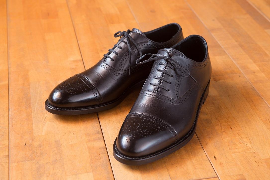 足の裏歩くと痛い、小指痛い、つけ根のタコ、足が痛い、外反母趾があり魚の目、足にタコでも痛くない靴 シューフィッターのいる専門店 安全靴インソール外反母趾があり魚の目、タコで足が痛い！なかなか合う靴が無い！歩くのが辛いという方に足に合う靴とインソールで痛みの軽減。扁平足、足底筋膜炎、でお困りの方、足にタコができない靴、オーダーインソールでバランスよく足を支え足の痛みを改善。上級シューフィッターが作るインソールは、貴方の足の特徴に合わせて加工調整が出来ます。足に優しい靴です。 愛知　名古屋　岐阜で安全靴選びにお悩みやの方へ！小指や親指の痛みや魚の目にお困りの方必見！ 愛知県　名古屋　岐阜で足が痛い方、外反母趾の方、小指の痛みや（ウオノメ）魚の目でお悩みの方は必見です。 安全靴は、仕事で長時間履くことも多く、小指や親指の痛みや魚の目などのトラブルが起こることがあります。 そんなお悩みを解決するのが、小指や親指の痛みや魚の目予防に特化した安全靴用インソール、（ウオノメ）魚の目用インソール、外反母趾用インソール、オーダーメイドインソールです。 このインソールは、足裏のアーチを支え、小指をや親指、足裏をしっかりサポートすることで、小指の魚の目、親指の魚の目の痛みや外反母趾による魚の目などのトラブルを予防します。 また、足裏の圧力を分散することで、足全体の負担を軽減し、魚の目や足のタコなどの予防にも効果的です。 さらに、外反母趾の方にもおすすめのインソールです。 外反母趾は、足の親指が内側に曲がってしまうことで、足裏のバランスが崩れ、痛みやトラブルの原因となります。靴の選び方が非常に重要です。靴の選び方を間違うと足を傷めてしまうからです。 このインソールは、足裏のアーチを支え、足のバランスを整えることで、外反母趾の痛みやトラブルを予防します。 愛知県、岐阜県、名古屋で安全靴用インソールを探している方は、ぜひ当店にご相談ください。 シューフィッターのいる当店では、お客様一人ひとりの足型や歩き方に合わせて、最適なインソールを作成いたします。 小指の痛みや魚の目、外反母趾などのトラブルで靴の選び方でお悩みの方、インソールで改善したい方は、ぜひこの機会に当店のインソールをお試しください。ウオノメ対策インソール　足に優しい靴なら三喜屋靴店へ。岐阜県瑞浪市　上級シューフィッターのいる店　足と靴の相談室　三喜屋靴店　店内　外反母趾、タコ、魚の目の痛み軽減を足に合う靴で