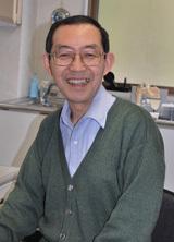 オフィスで職場で、足が疲れないルームシューズ（上履き）をお探しなら、7000人に上る足と靴のお悩みに寄り添ってきた岐阜の三喜屋靴店へお任せください。外反母趾、魚の目、足底筋膜炎、足がむくむ、などなやんでいませんか？　保育士・介護士・教師・事務職・など、屋内の立ち仕事で足が痛い。足が疲れる、足がむくむという悩みをこのルームシューズ（上履き・仕事用サンダル）が解決します。外反母趾、魚の目、モートン病で足が痛い。足がむくむ、そんな貴方の悩みを、徹底サポート！7000人以上の足を見てきた上級シューフィッターが自信を持ってお勧めする「ルームシューズ」は、足に合わせてカスタマイズできます。お好きな色でオーダーできるから、あなただけの一足になります。また楽に脱ぎ履きできるので、さっと履けますし、さっと脱げます。それなのに足にぴったりフィットするのでお部屋でのお仕事が快適です。足の痛みを気にすることなくお仕事できます！足が疲れないルームシューズをぜひ体感ください。岐阜　三喜屋靴店　営業時間10:00-20:00 予約制　愛知県　名古屋市など遠方からお越しの方は、瑞浪駅までお迎えに上がります。