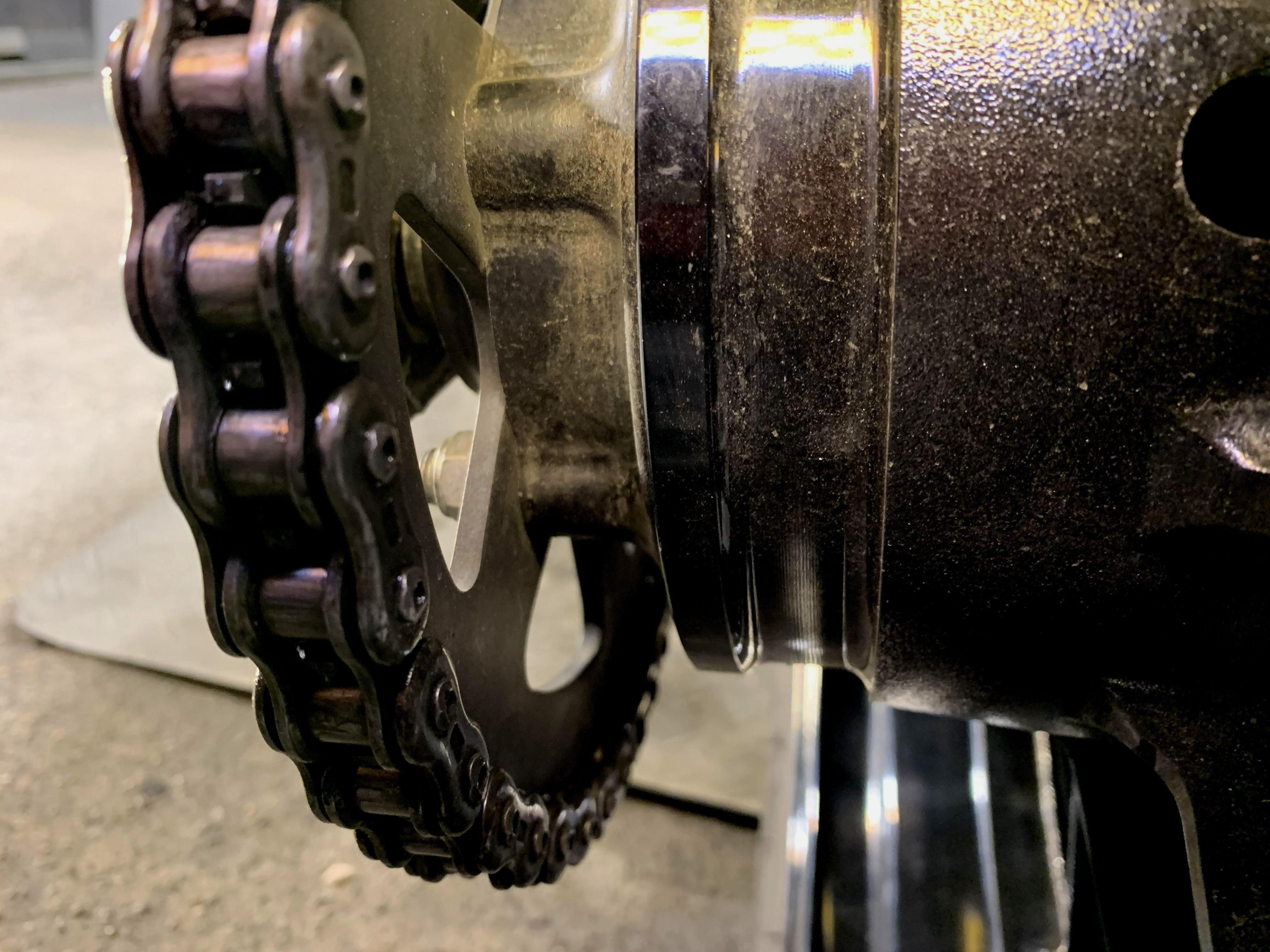 汚れが蓄積しやすいバイクのチェーン周辺