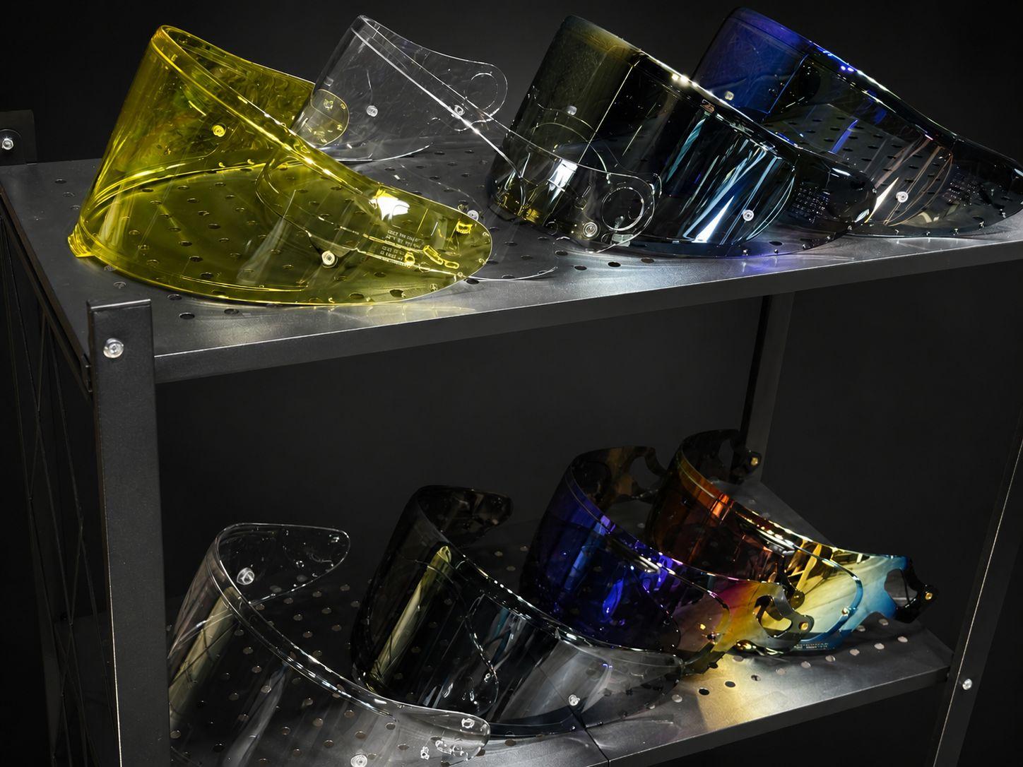 VISIGUARD施工済みヘルメットシールドの展示例1