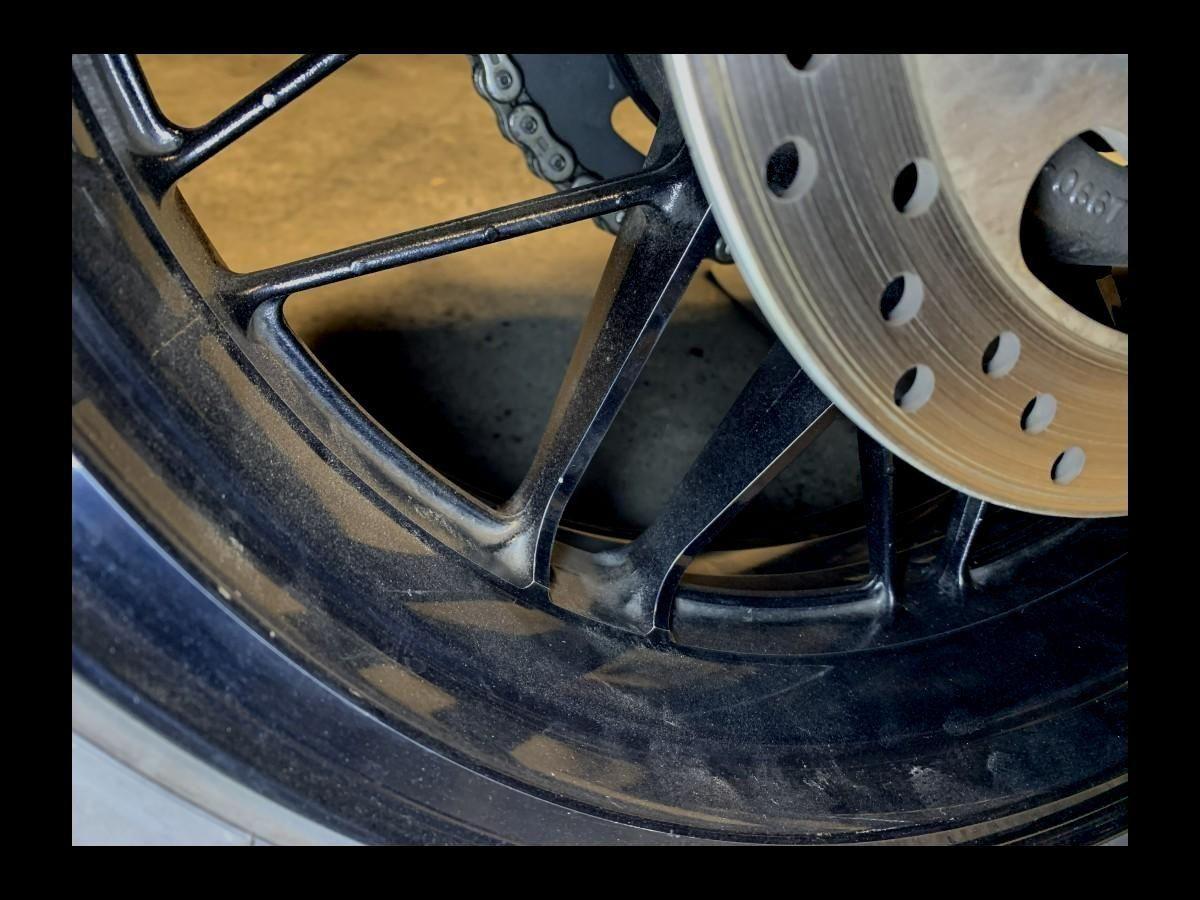 ブレーキダストが蓄積したバイクホイール
