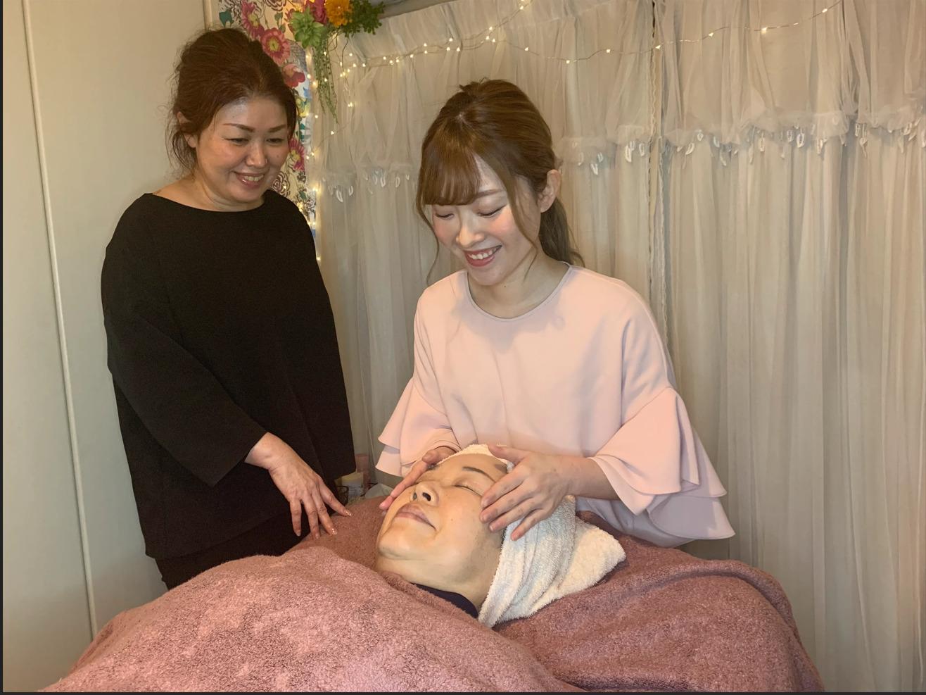香恋ビューティーライフスクール 実技の様子　佐久間陽奈子_技術指導