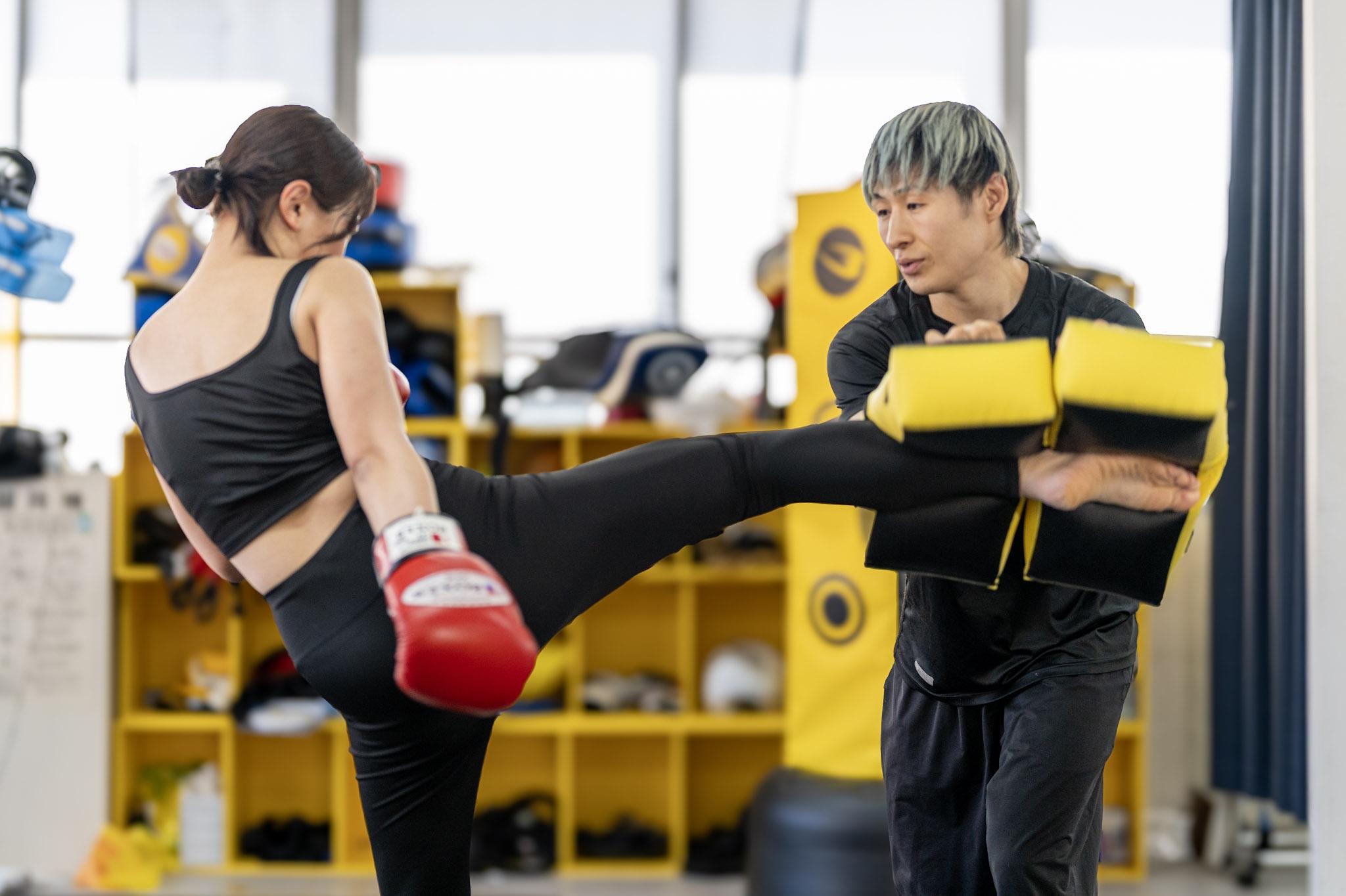 キックボクシング：トレーナーのミットに蹴り込む