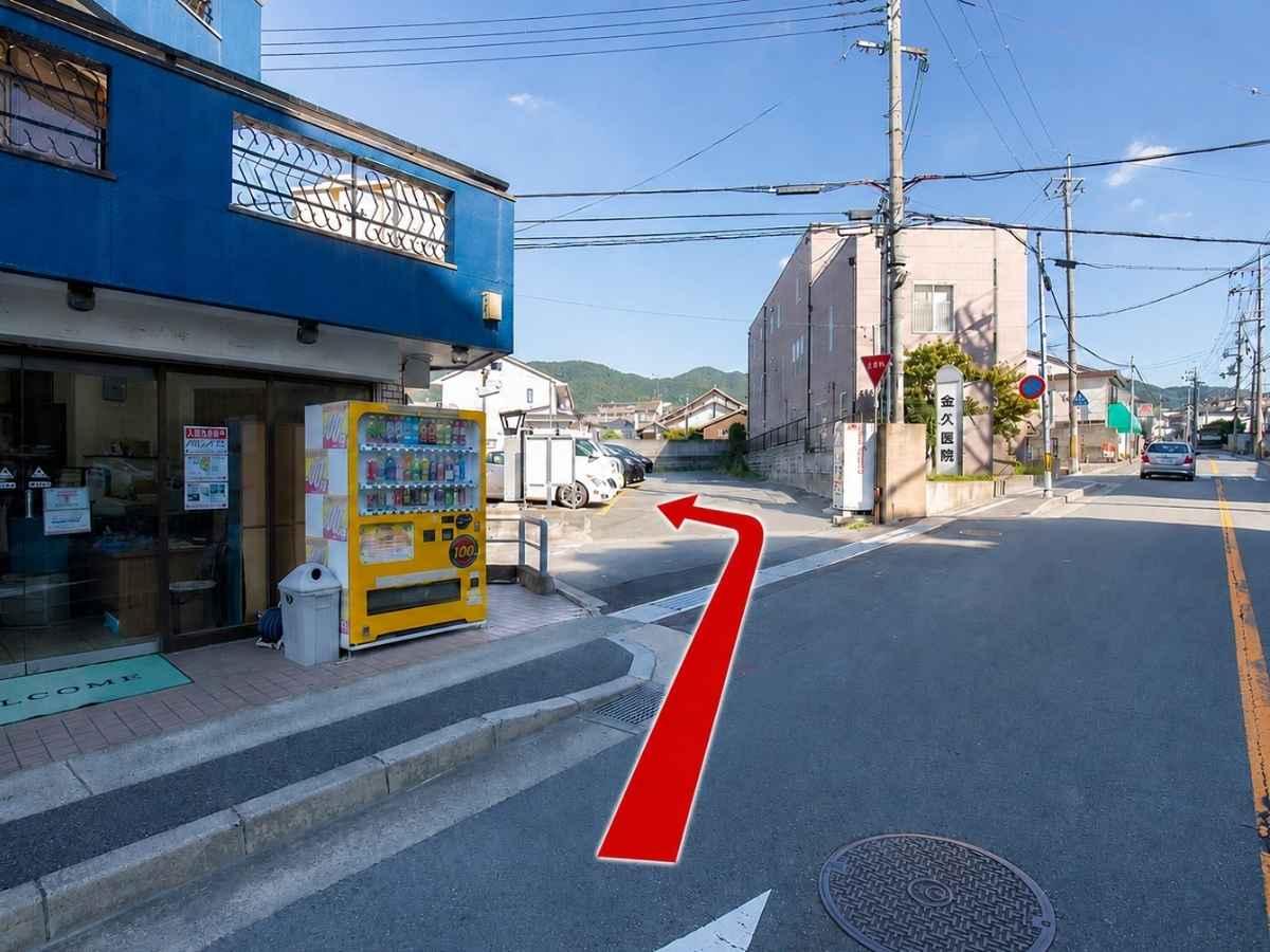 石田歯科医院へのアクセス Step2 青いテナントビルと黄色い自動販売機の間を左折