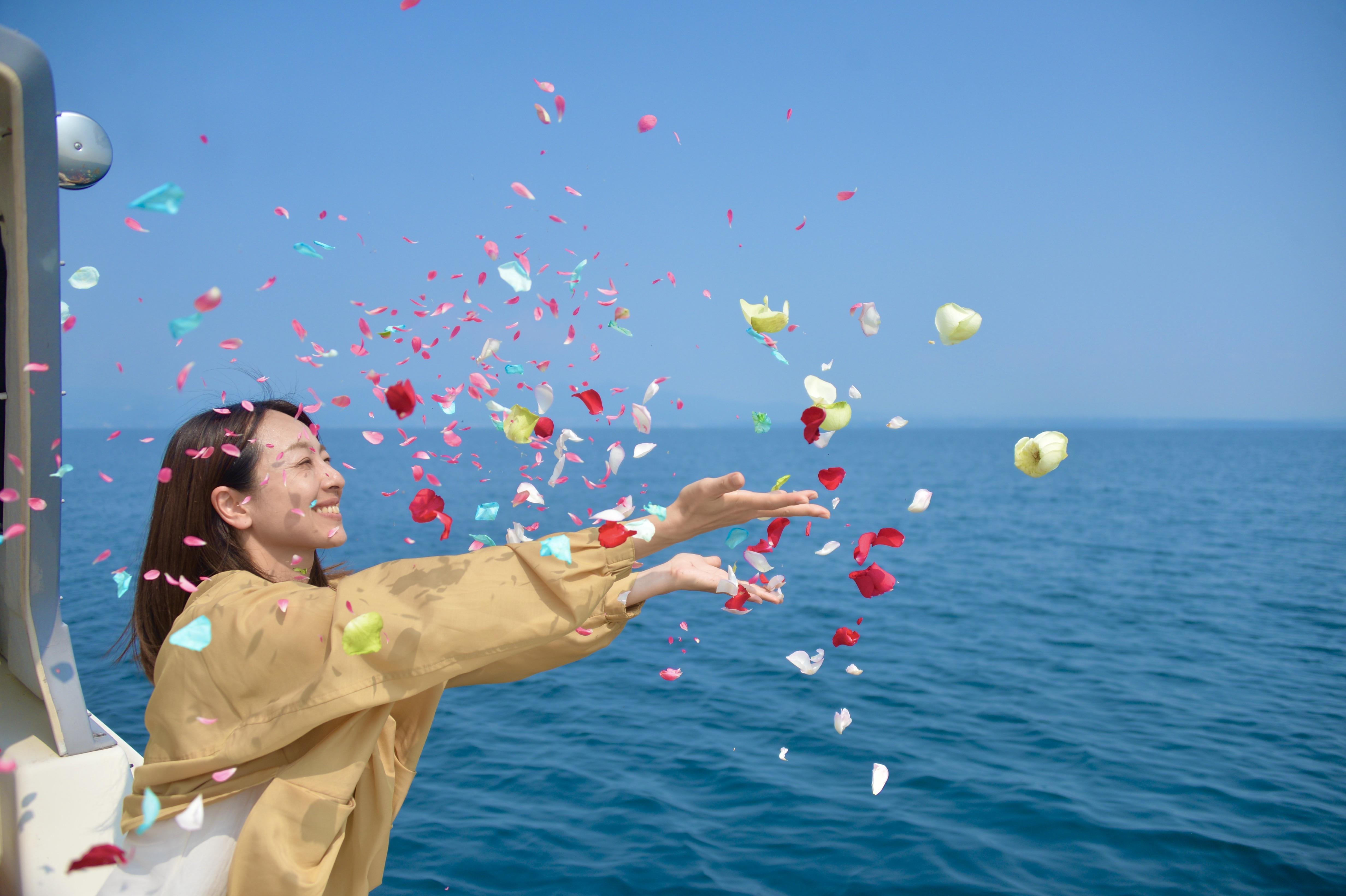 大分の海洋散骨永代供養祭でお花を撒く写真