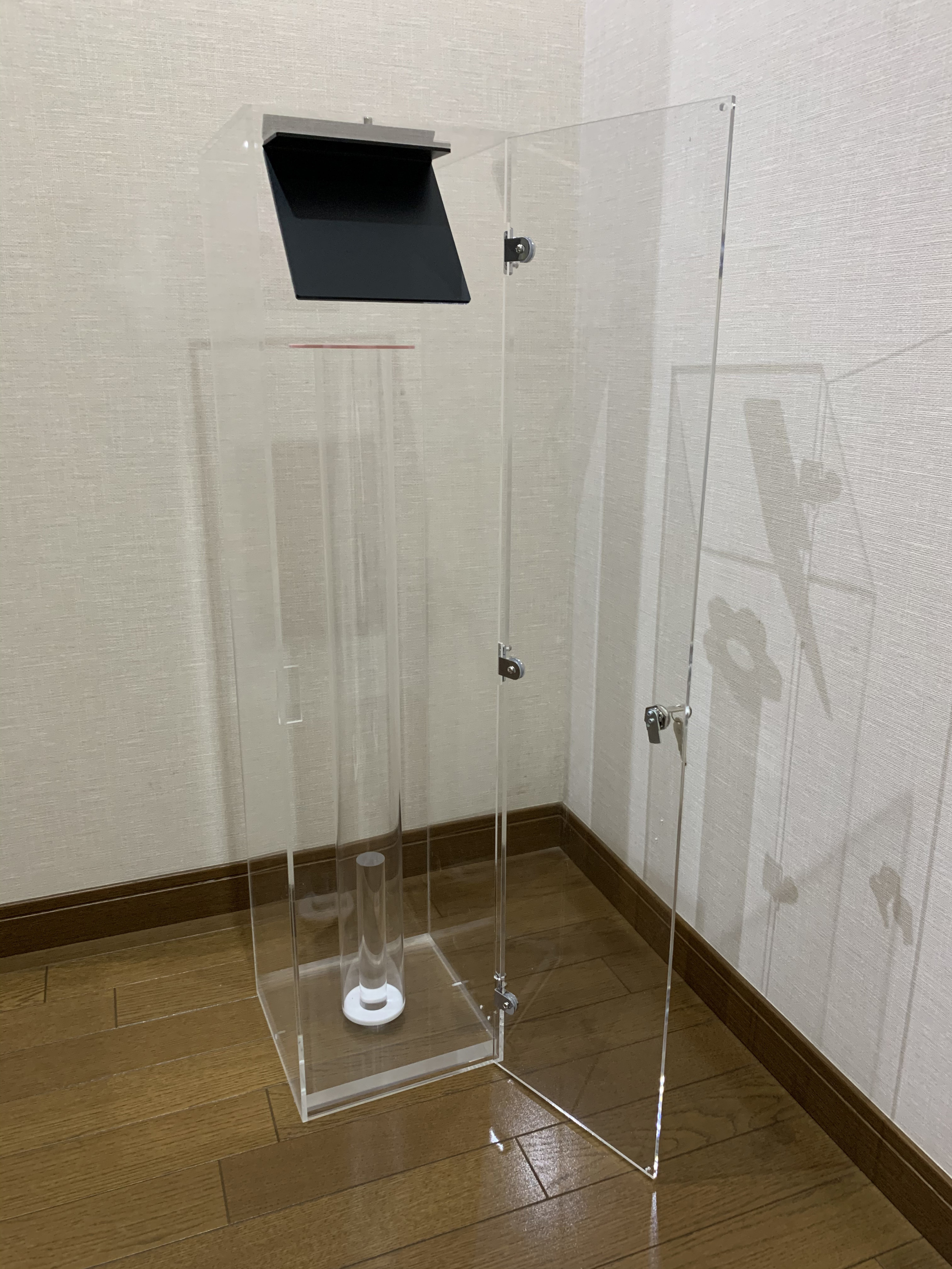 聖火トーチのケース　鍵付き　裏面から見た