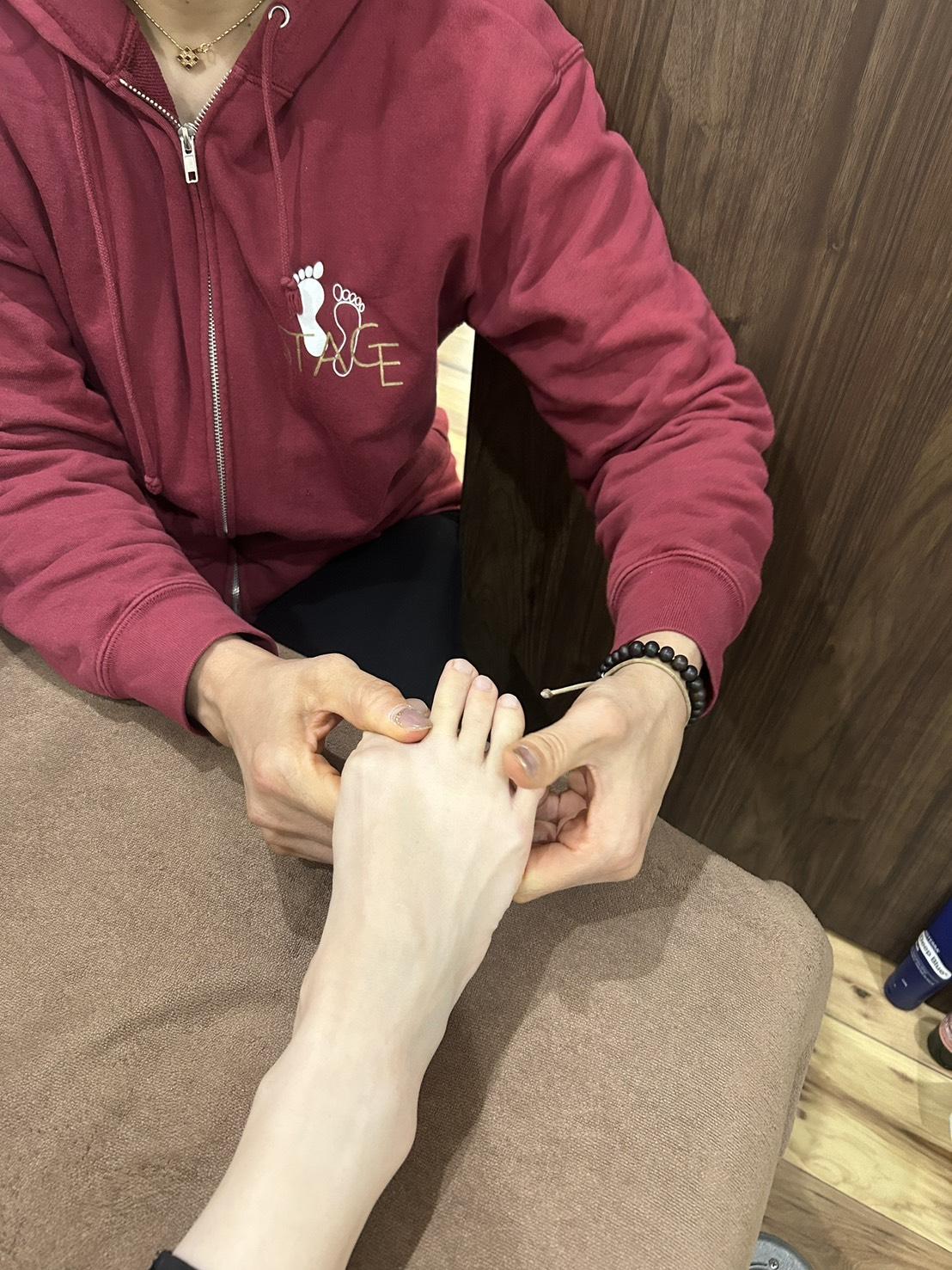 足先を伸ばしている女性