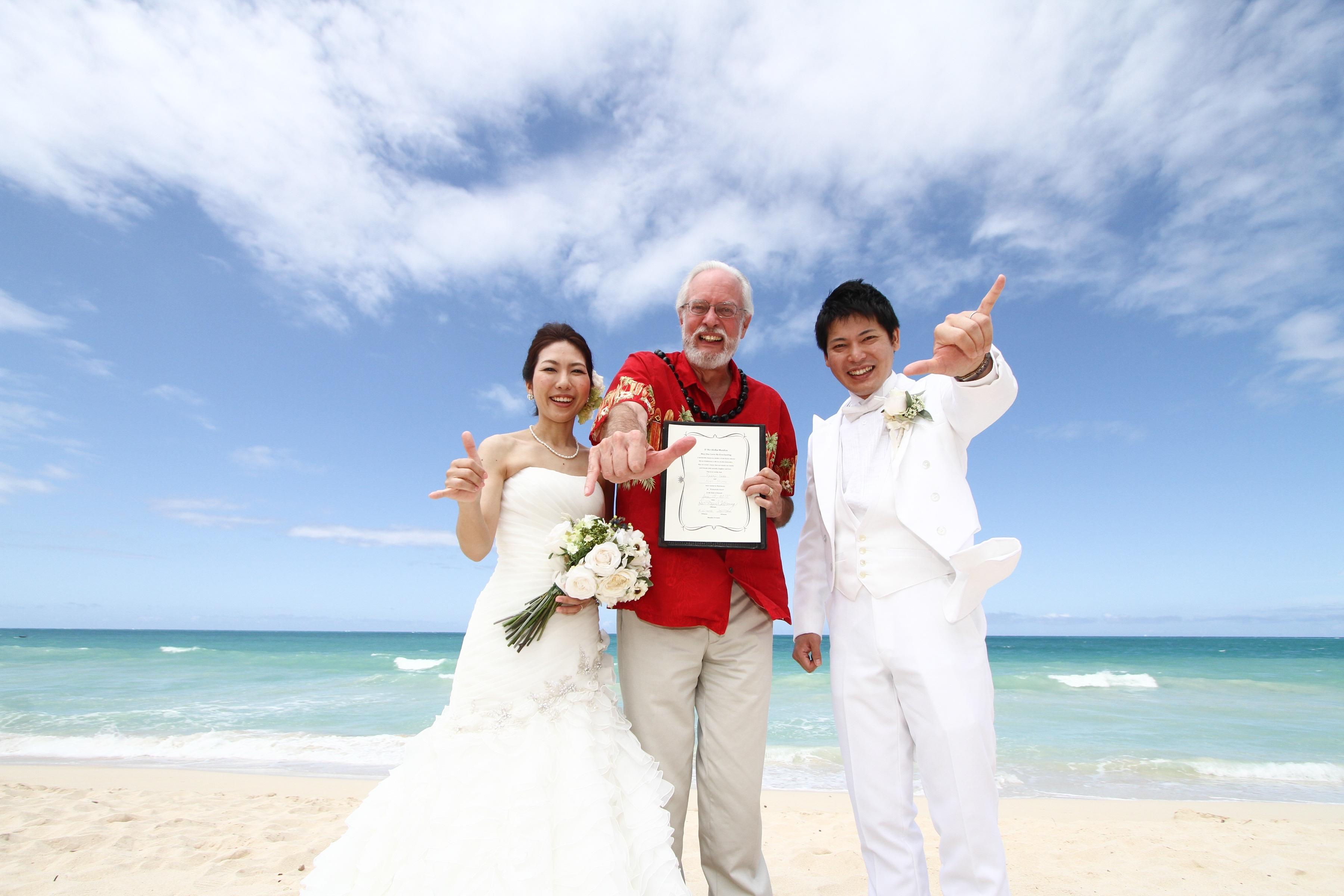 結婚証明書をもって撮った写真