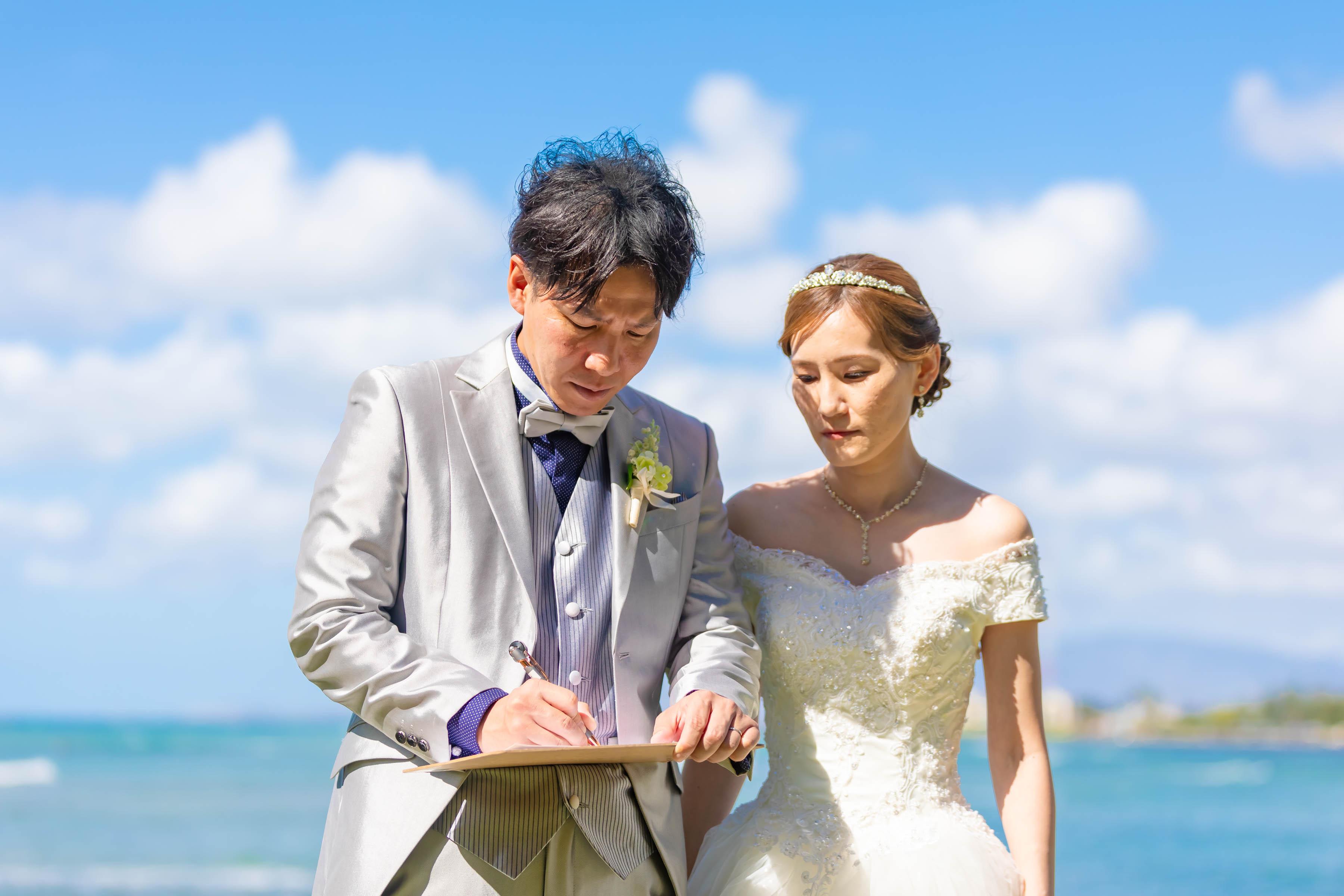結婚証明書に署名している写真