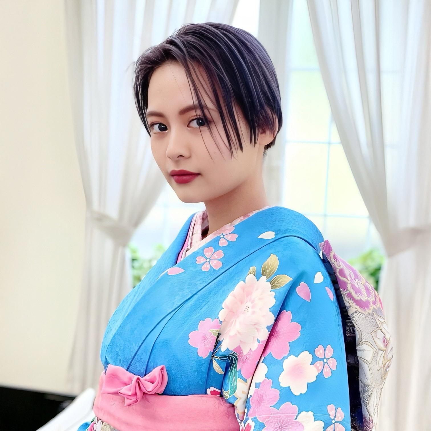 ショートカットの振り袖姿の女性