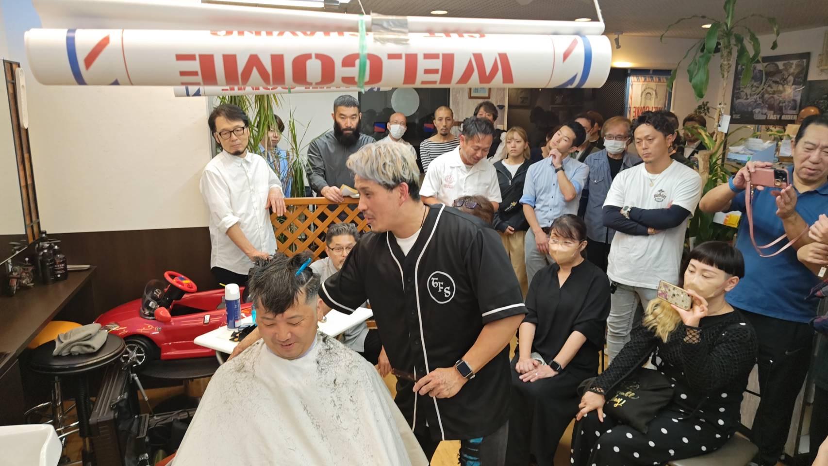 講習会で模範実技をする HAIR & BODY MAKE × FRANKスタイリスト 伊藤 敬二
