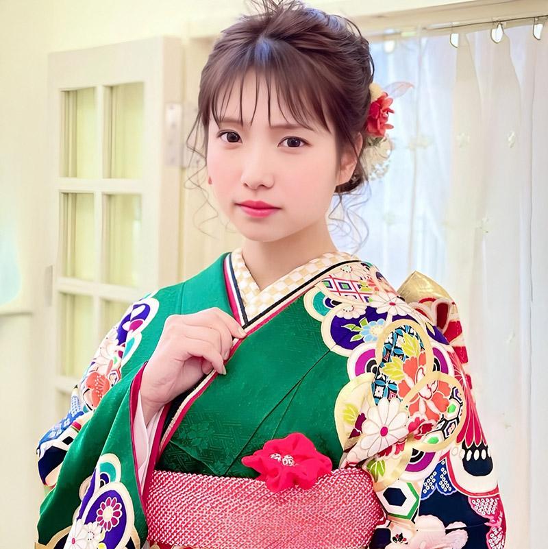 清楚なアップスタイルの振り袖姿の女性