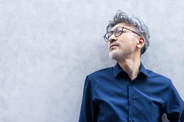 自然で上品なグレイカラーヘアの中年男性