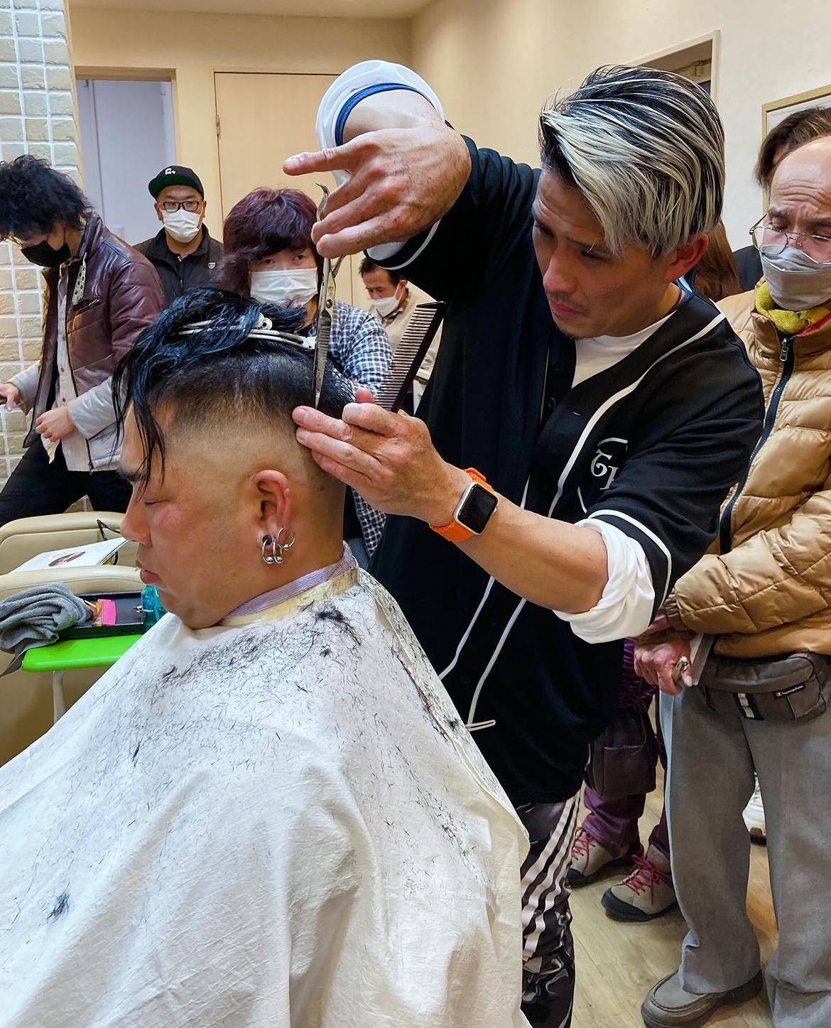 講習会で模範実技をする スタイリスト 伊藤 敬二