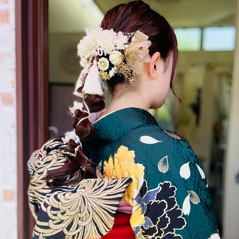 上品で華やかな雰囲気のロング編みおろしヘアアレンジの振り袖姿の女性