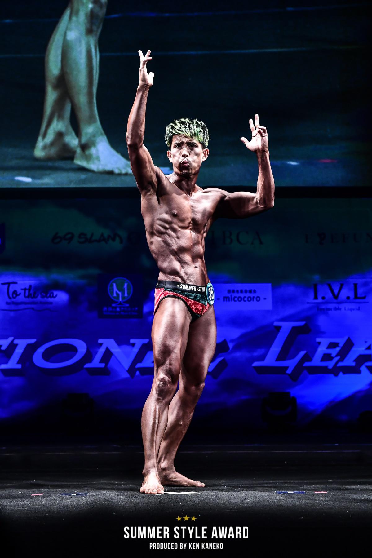 コンテストでポージングするHAIR & BODY MAKE × FRANKオーナー伊藤 敬二