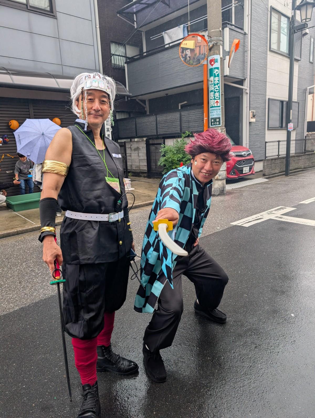 鬼滅の刃の仮装の男性2人組