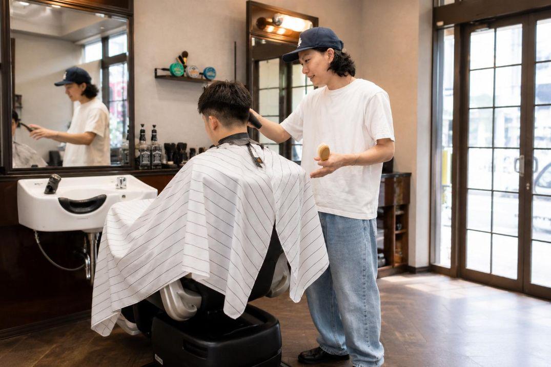 ヘアカットをするインフィニィト ネオのスタイリスト