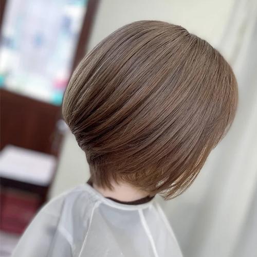 丸みのあるショートボブスタイルの女性