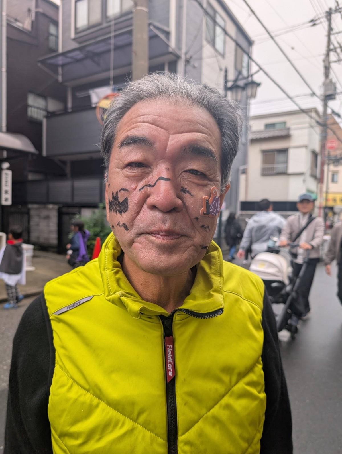 フェイスペインティングをした男性参加者