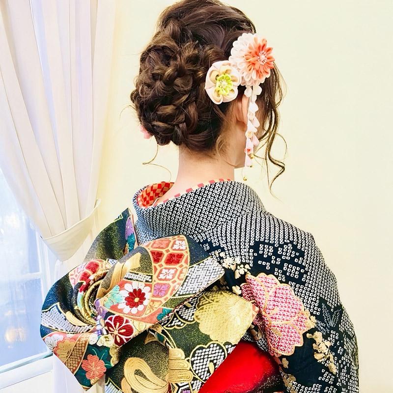 アップ編み込みヘアアレンジの振り袖女性