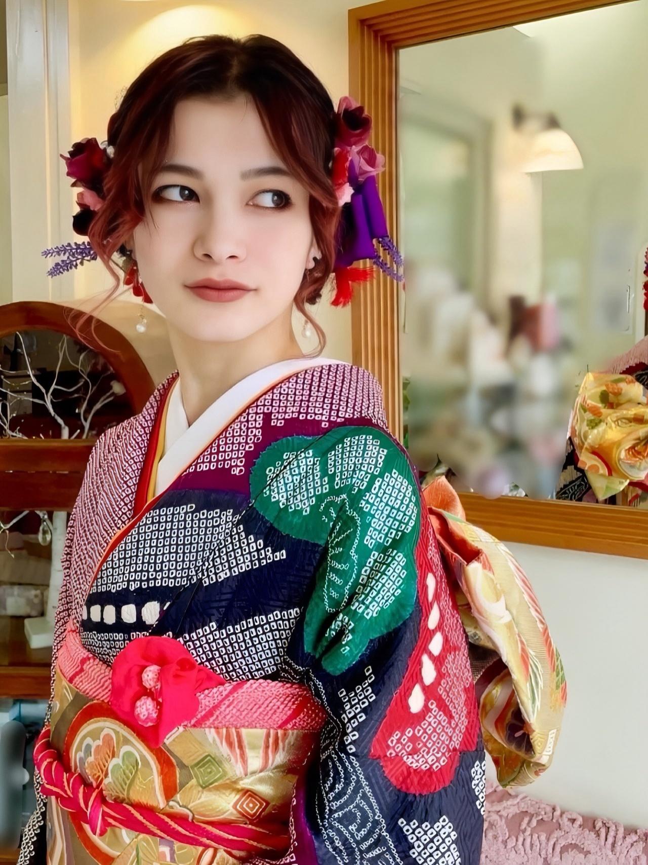 華やかなヘアスタイルの振り袖姿の女性