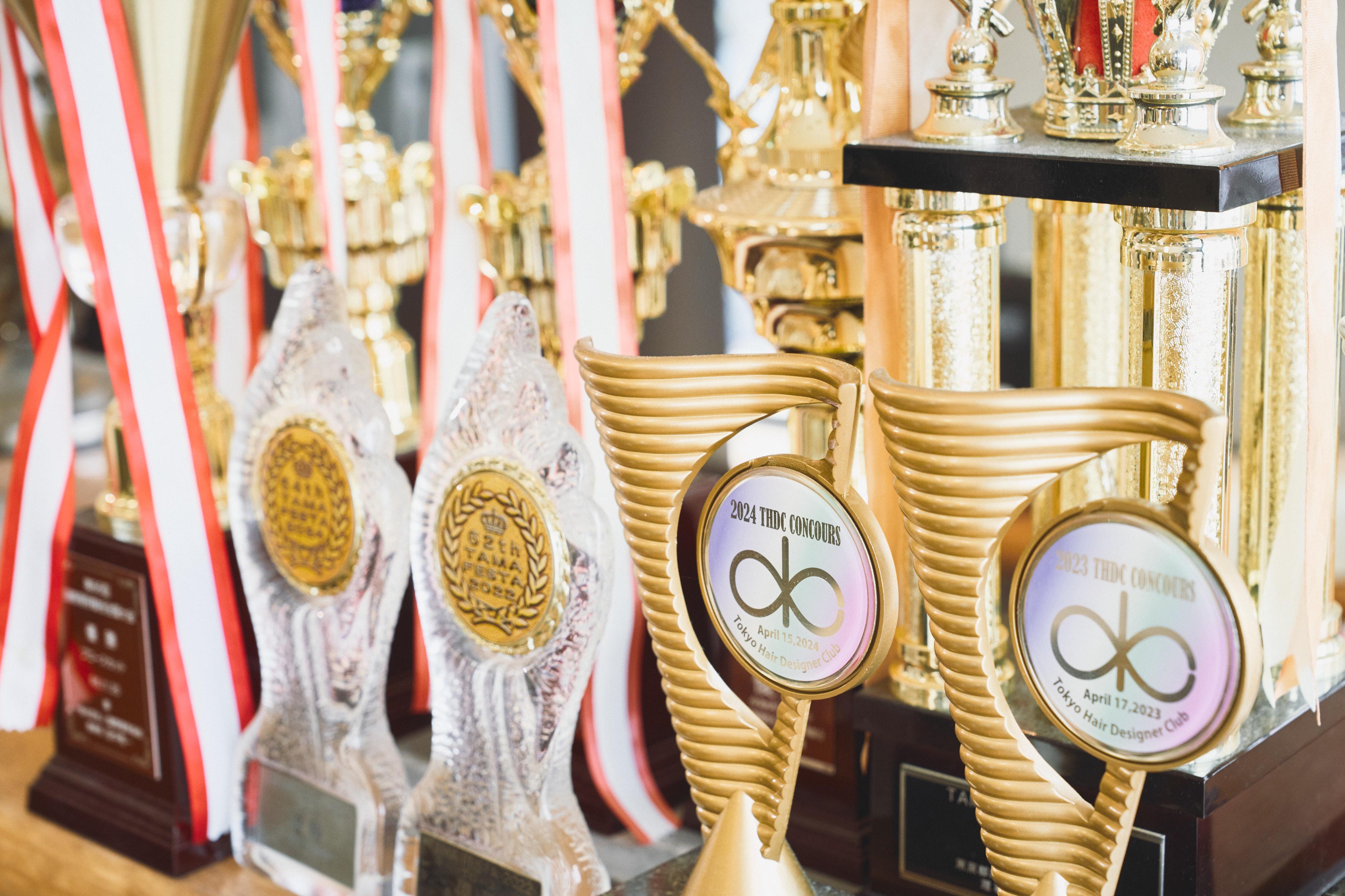 アピスフォーヘアーオーナー / スタイリスト 成田 晃が獲得した各種理容コンテストのトロフィー