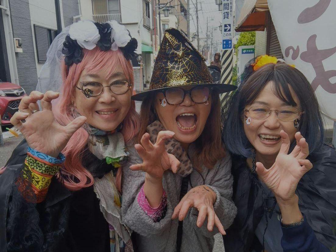 末広通り商店街ハロウィンフェスティバルで魔女の仮装をした3人組