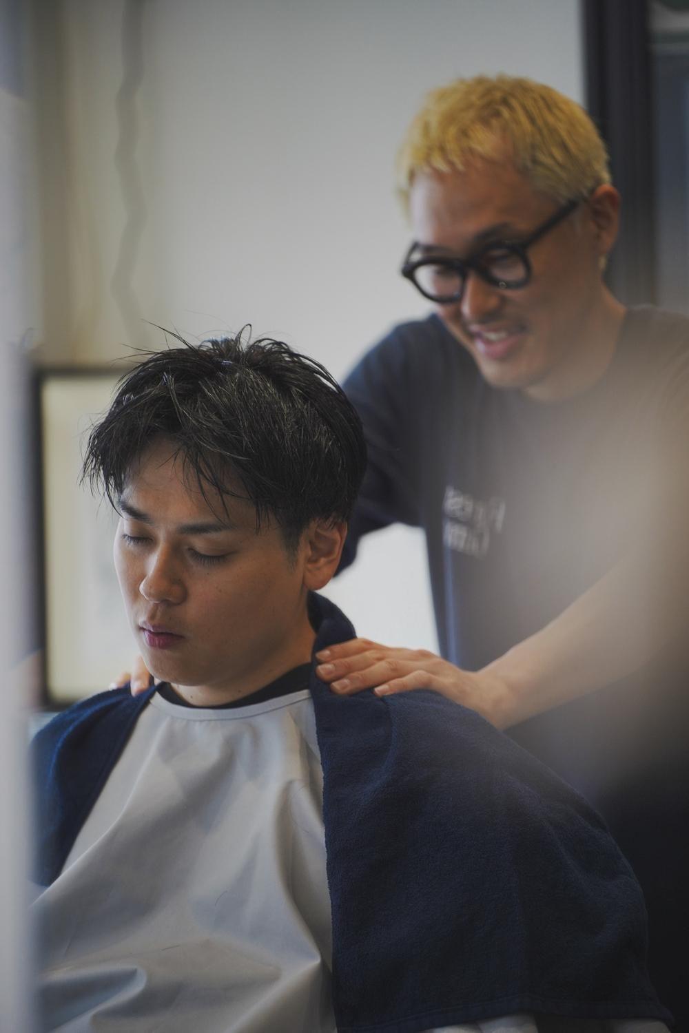 理容室 make my day 一橋学園駅前店でマッサージを受ける男性