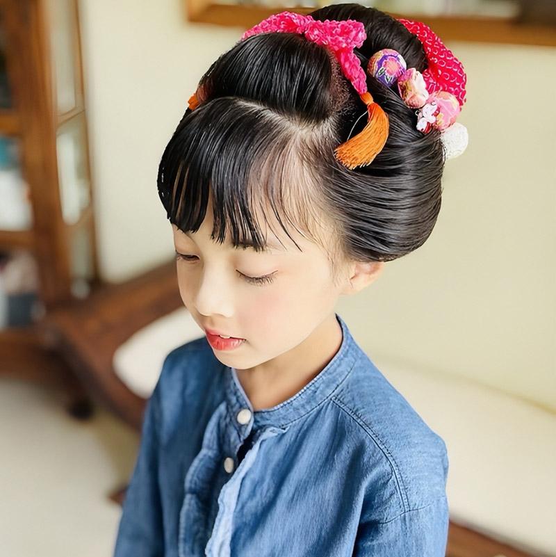 日本髪スタイルの女児