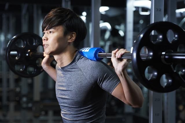 ウェイトトレーニングをする男性