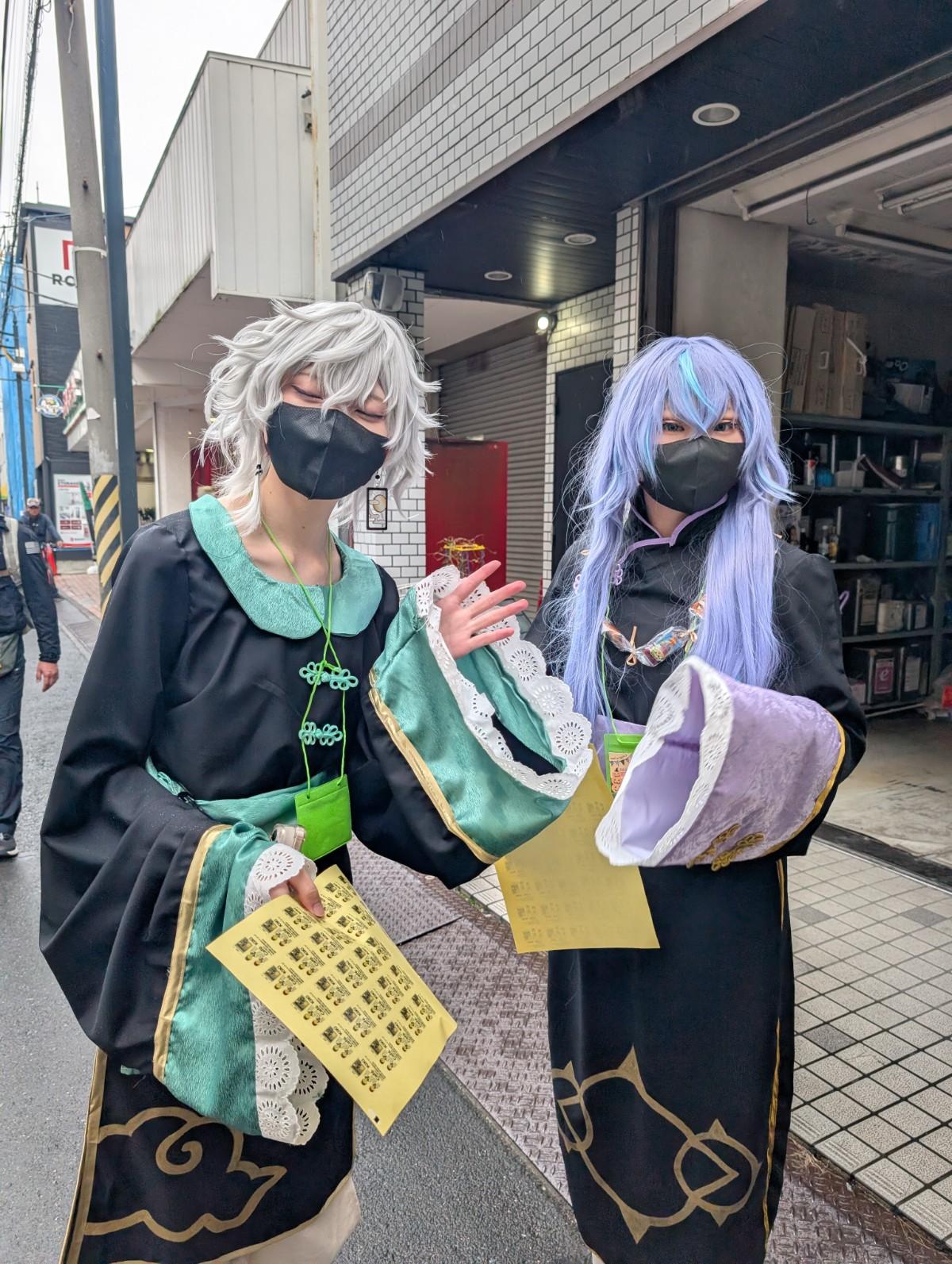 魔女メイクの女性二入組